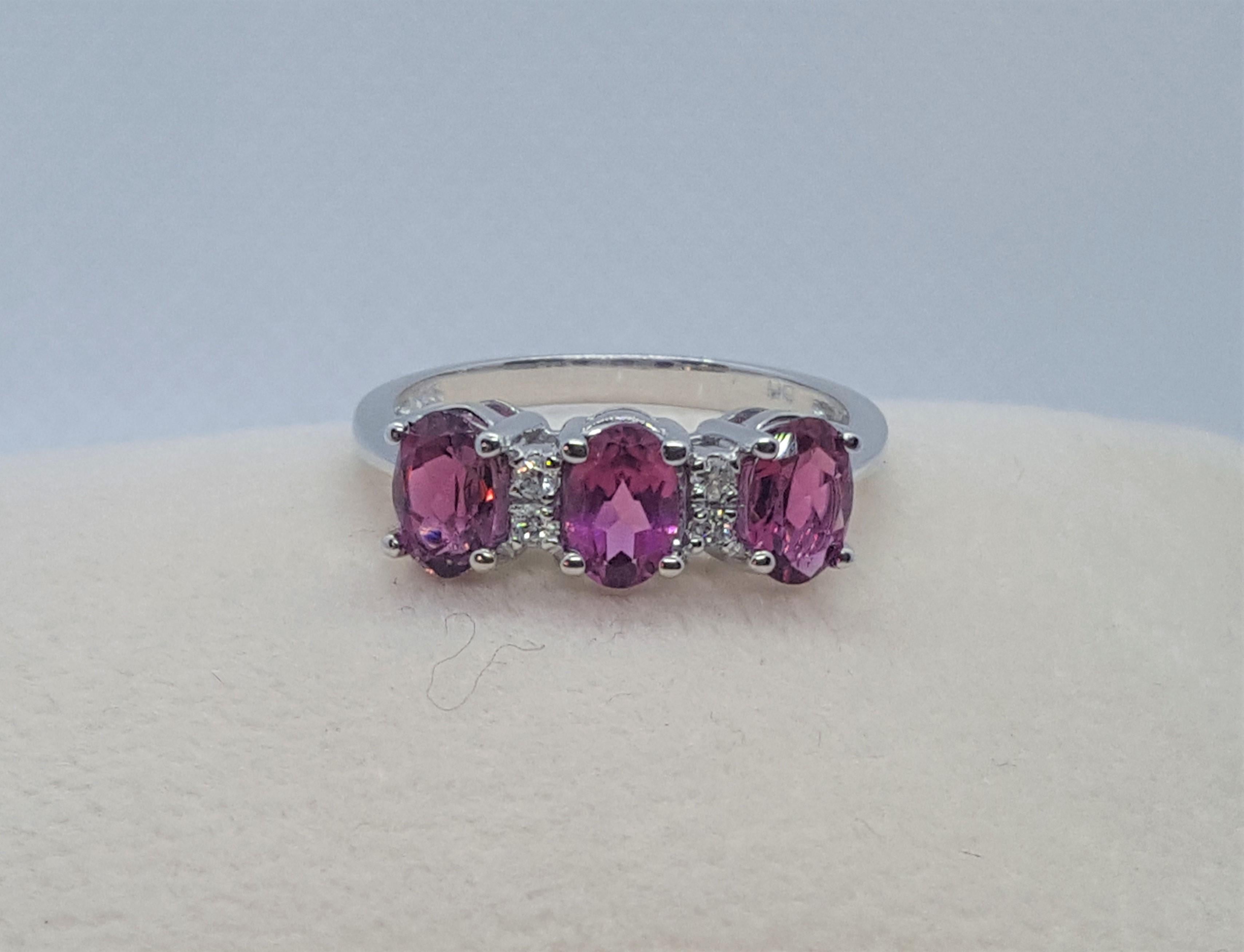 14kt White Gold Oval Pink Rhodolite Round Brilliant Diamond Ring In Good Condition For Sale In Rancho Santa Fe, CA