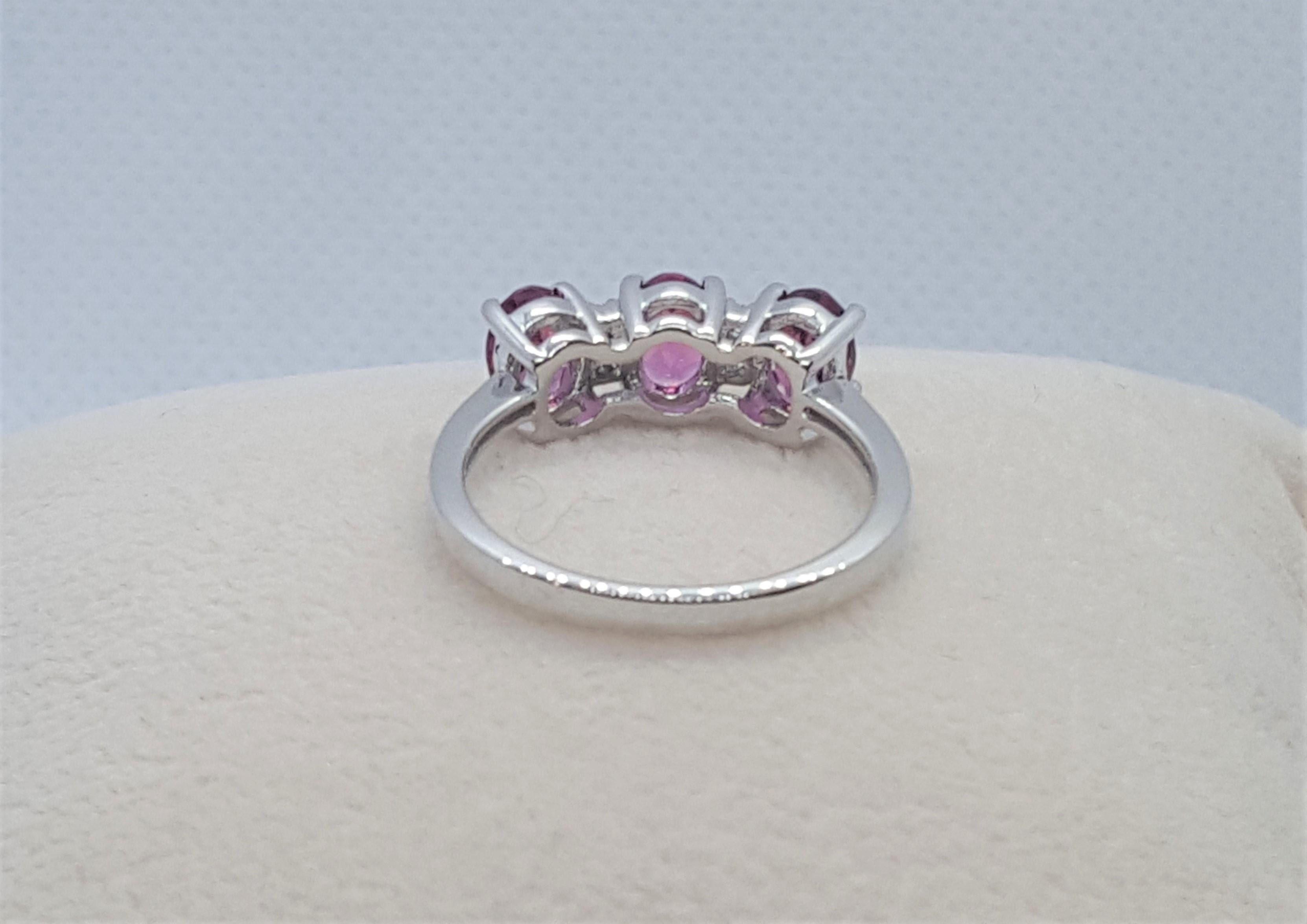Women's 14kt White Gold Oval Pink Rhodolite Round Brilliant Diamond Ring For Sale