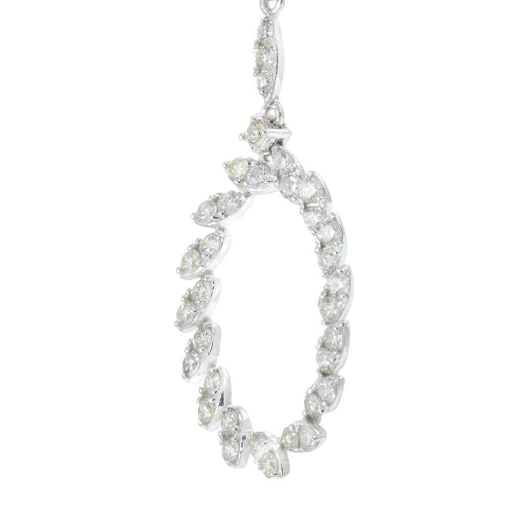 Radieuses et raffinées, ces boucles d'oreilles en or blanc 14KT présentent un élégant Design/One orné de diamants ronds brillants. Avec près d'un carat de diamants étincelants, chaque pierre est soigneusement sertie pour créer une silhouette fluide
