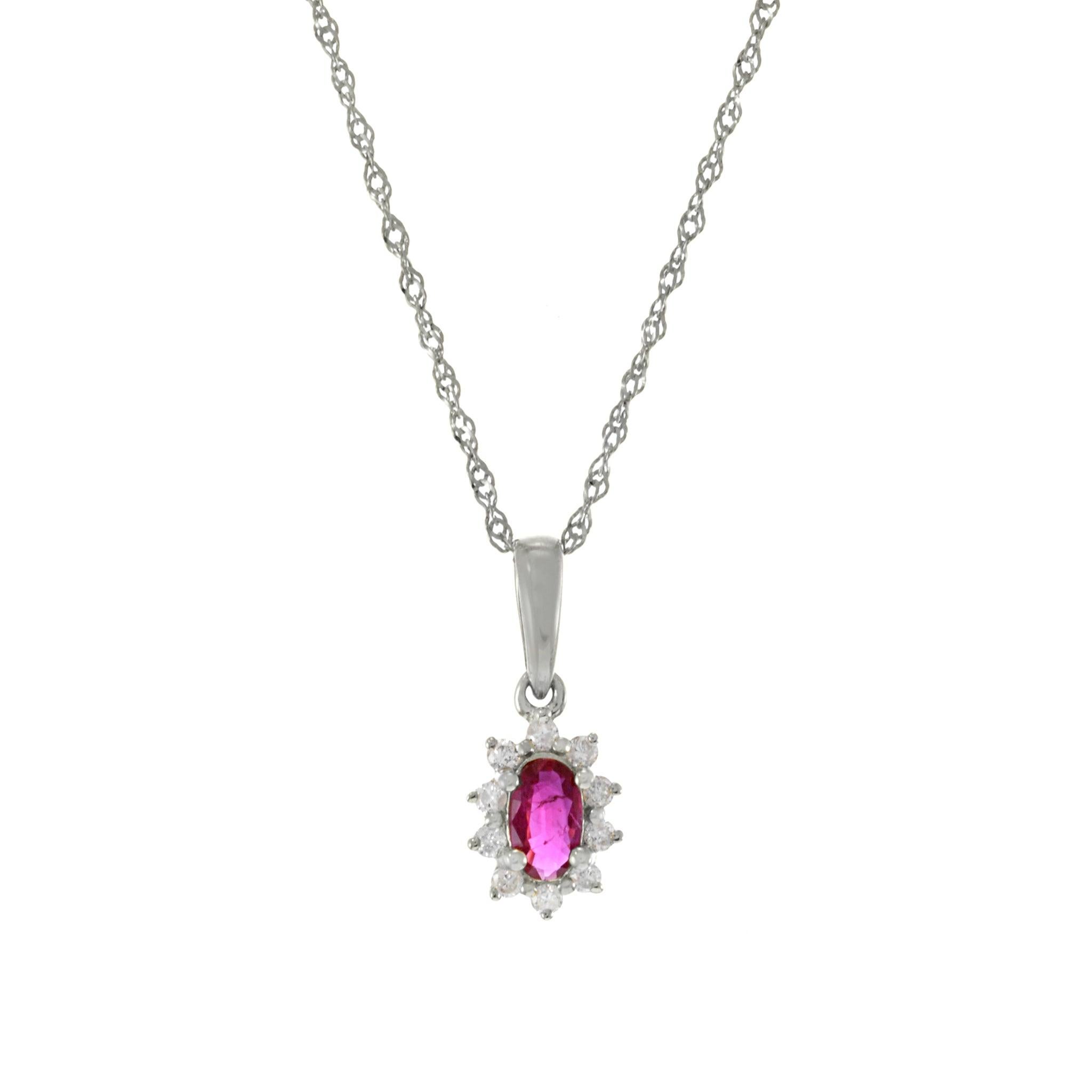 Questo elegante ciondolo presenta un rubino ovale da 0,28 carati, splendidamente incastonato in oro bianco 14KT. Il rubino è completato da 0,09 carati di diamanti a taglio rotondo, che aggiungono un tocco di scintillio e raffinatezza. Il ciondolo è