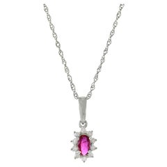 Colgante de oro blanco de 14 quilates de rubí ovalado y diamante con cadena