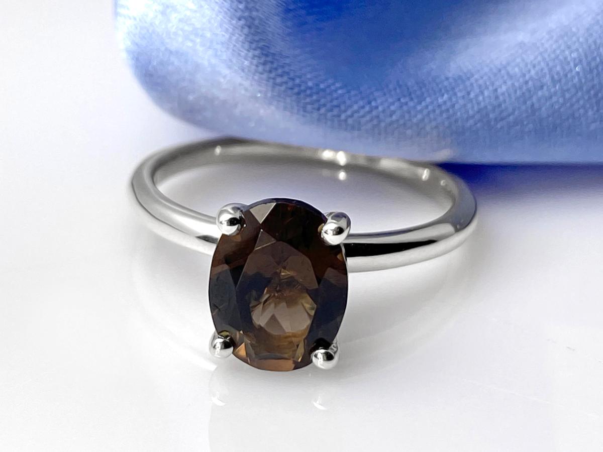 Si tratta di un anello solitario, con una singola pietra centrale incastonata con semplici rebbi. Questo design mette in risalto le dimensioni e la bellezza della gemma di quarzo ed è spesso considerato uno stile minimalista e senza