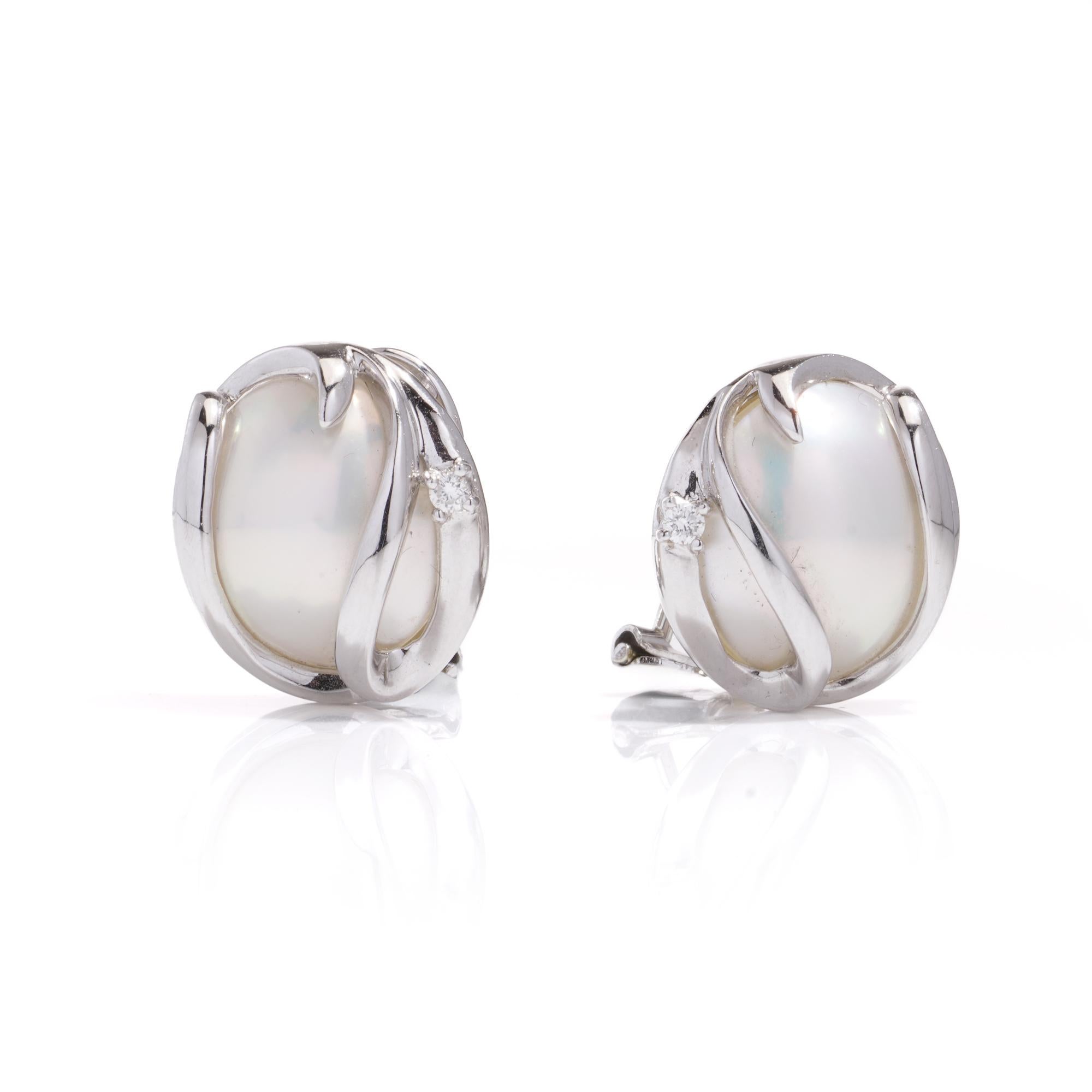 14kt. white gold pair of Mabe pearl and diamond earrings  In Good Condition For Sale In Braintree, GB