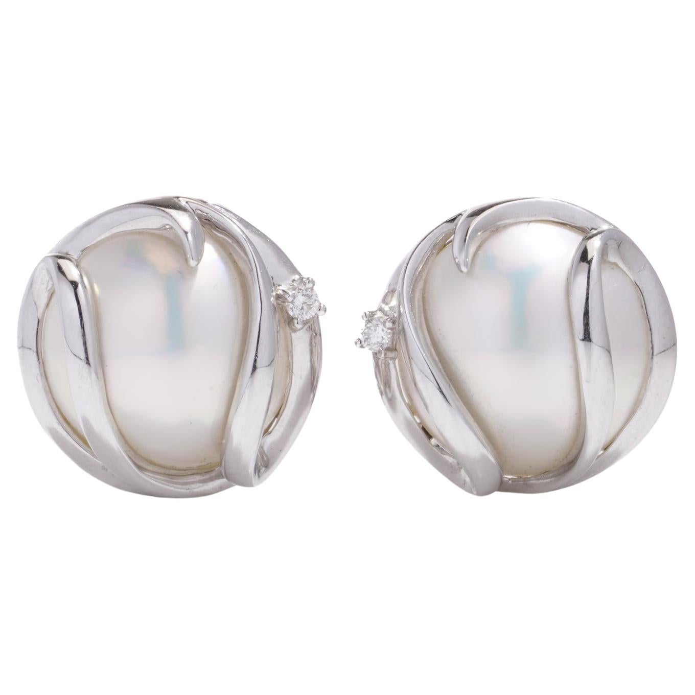 Paire de boucles d'oreilles Mabe en or blanc 14 carats avec perles et diamants 