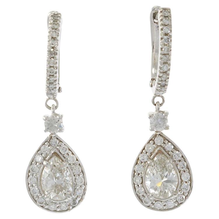 Boucles d'oreilles pendantes en or blanc 14KT, poire et diamant en vente
