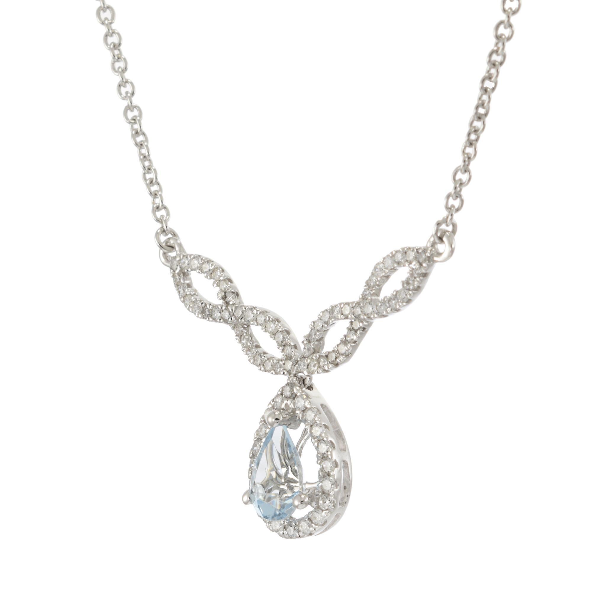 Cet élégant collier goutte présente une délicate aigue-marine de 0,35 carat en forme de poire, encadrée d'un halo de diamants ronds de taille brillant et rehaussée de maillons marquise ouverts sertis de diamants. Réalisé en or blanc 14KT, le