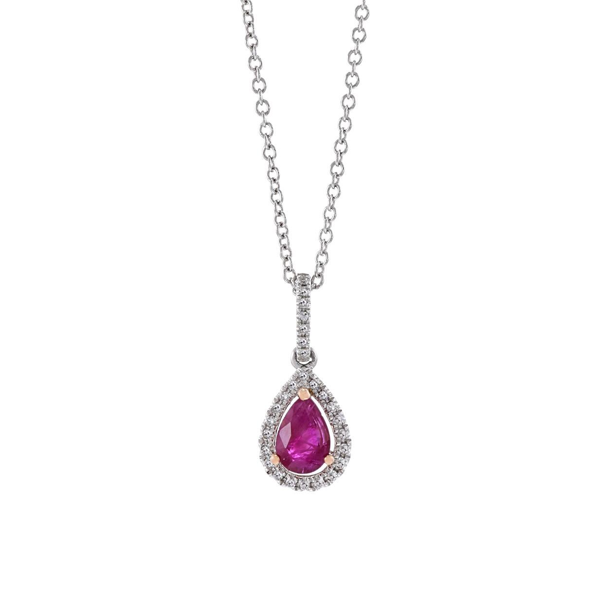 Este colgante de oro blanco de 14 quilates exhibe un rubí en forma de pera de 0,40 quilates, rodeado de un halo de diamantes talla redonda que suman 0,09 quilates. Esta elegante pieza combina el vibrante encanto de los rubíes con el brillo de los