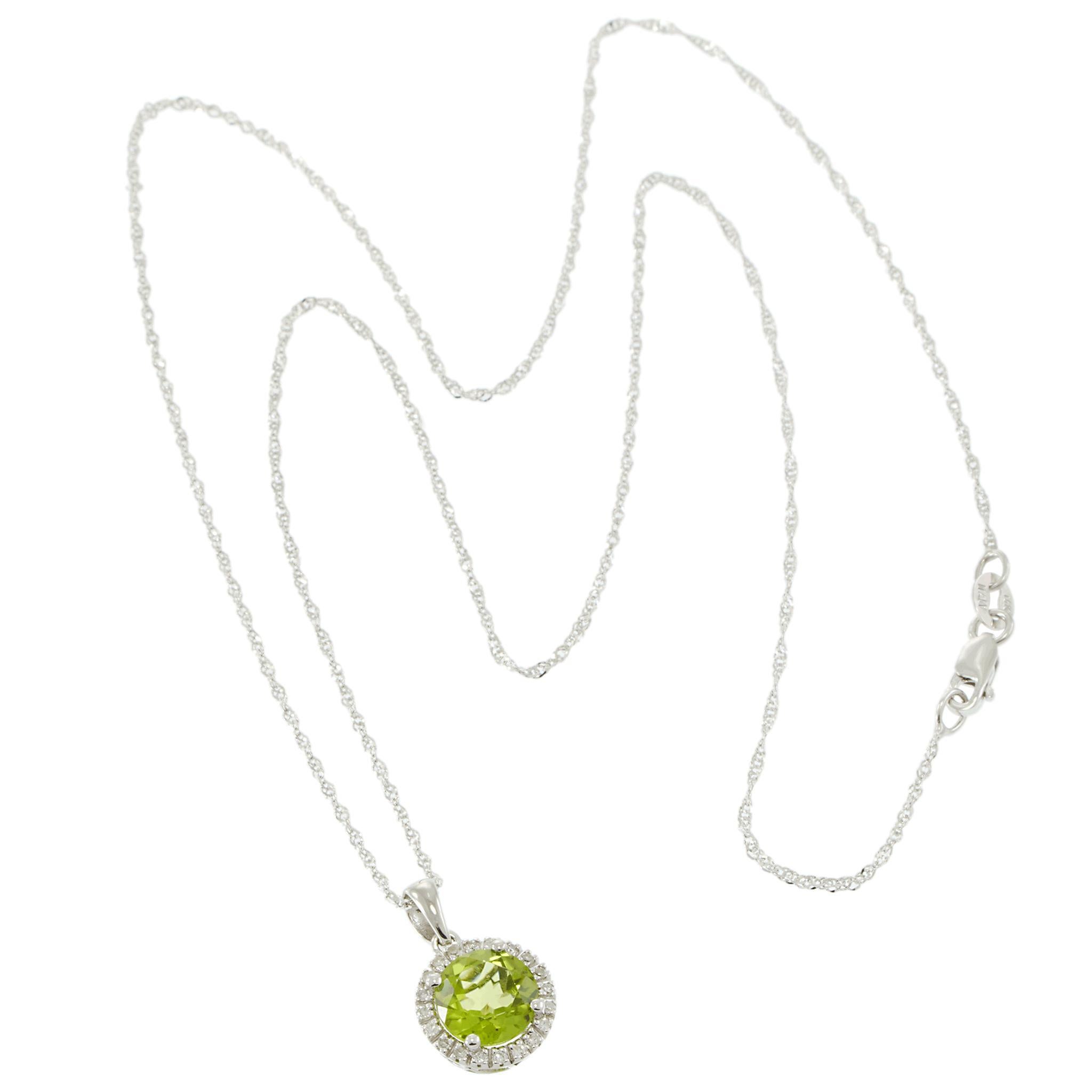 Frais, vibrant et élégant, ce collier pendentif en or blanc 14 carats met en valeur un péridot de 1,54 carat, encadré d'un halo brillant de 0,07 carat de diamants étincelants. Les tons vert tendre du péridot contrastent magnifiquement avec le blanc