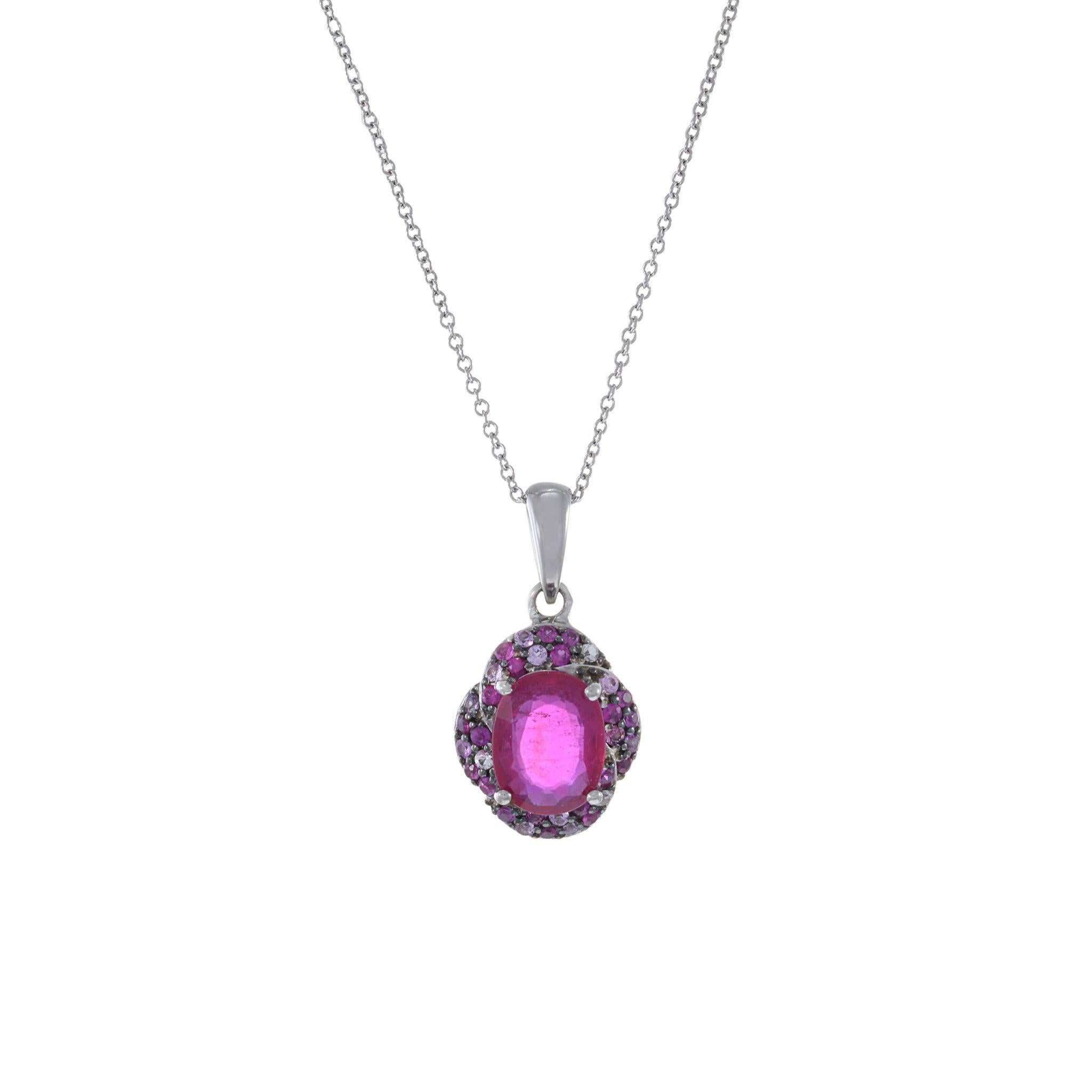 Dieser exquisite Anhänger besteht aus einem 1,70 Karat schweren Rubellit im Ovalschliff, der wunderschön in 14 Kt Weißgold gefasst ist. Der Rubellit ist von einer Reihe von mehrfarbigen Edelsteinen umgeben, die einen atemberaubenden und farbenfrohen