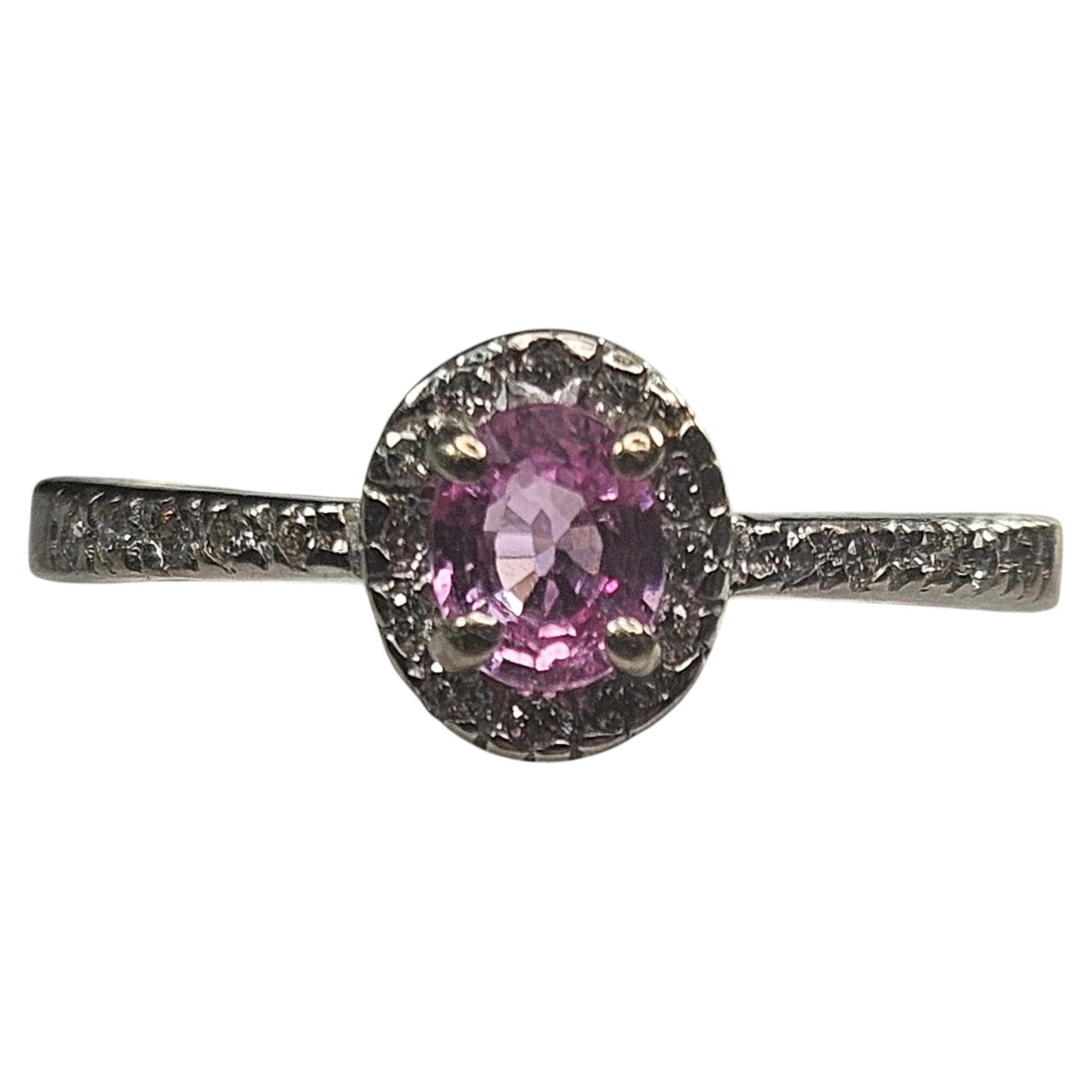 14 quilates. Anillo Halo de Oro Blanco con Zafiro Padparadscha Rosa y Diamante