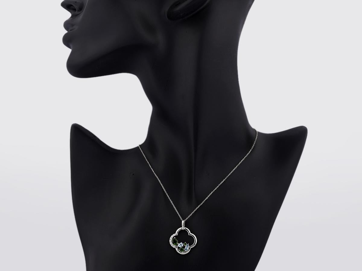 Contemporain Pendentif Quatrefoil en or blanc 14KT avec grappe de pierres mixtes en vente