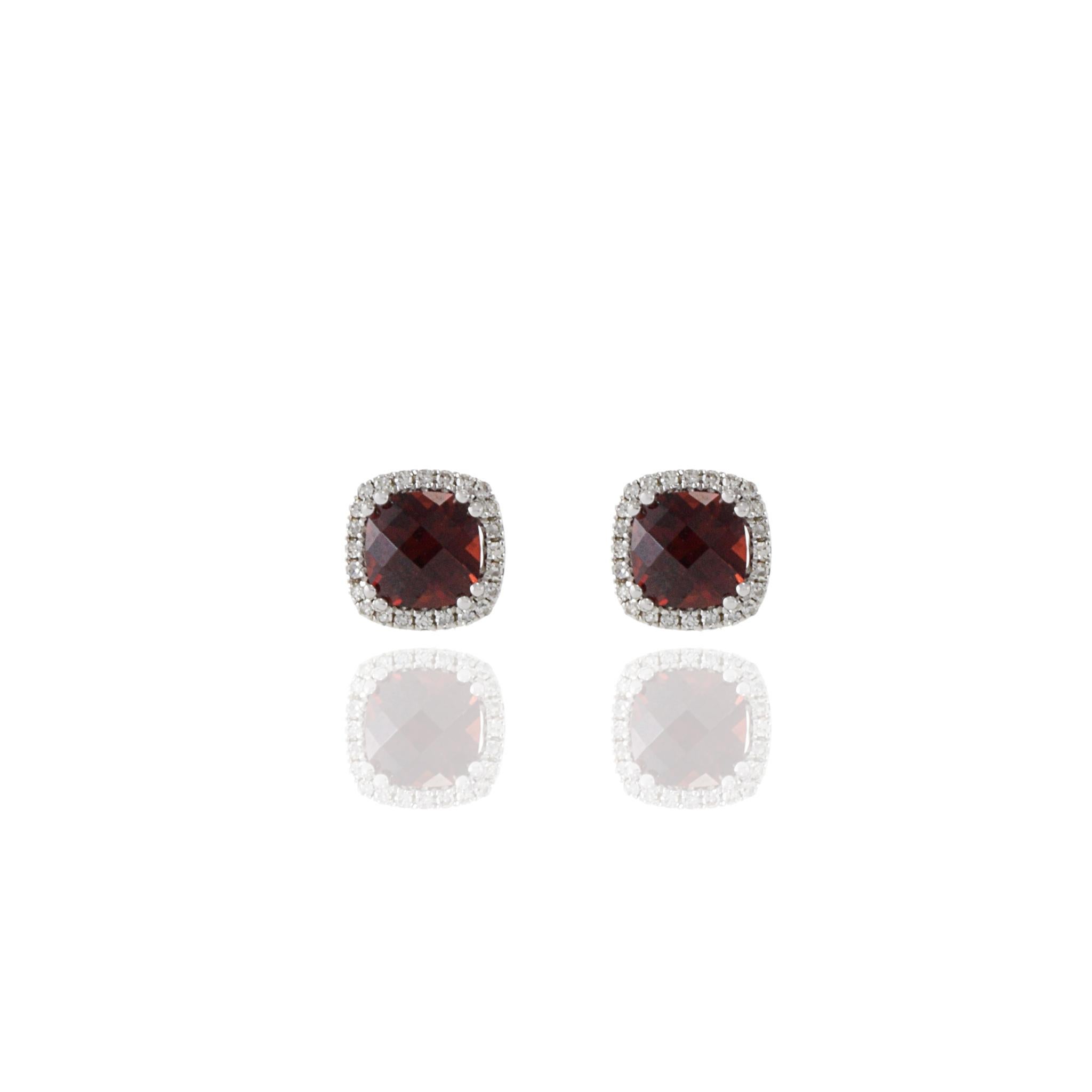 Moderno Orecchini con granato rosso e diamanti in oro bianco 14KT in vendita