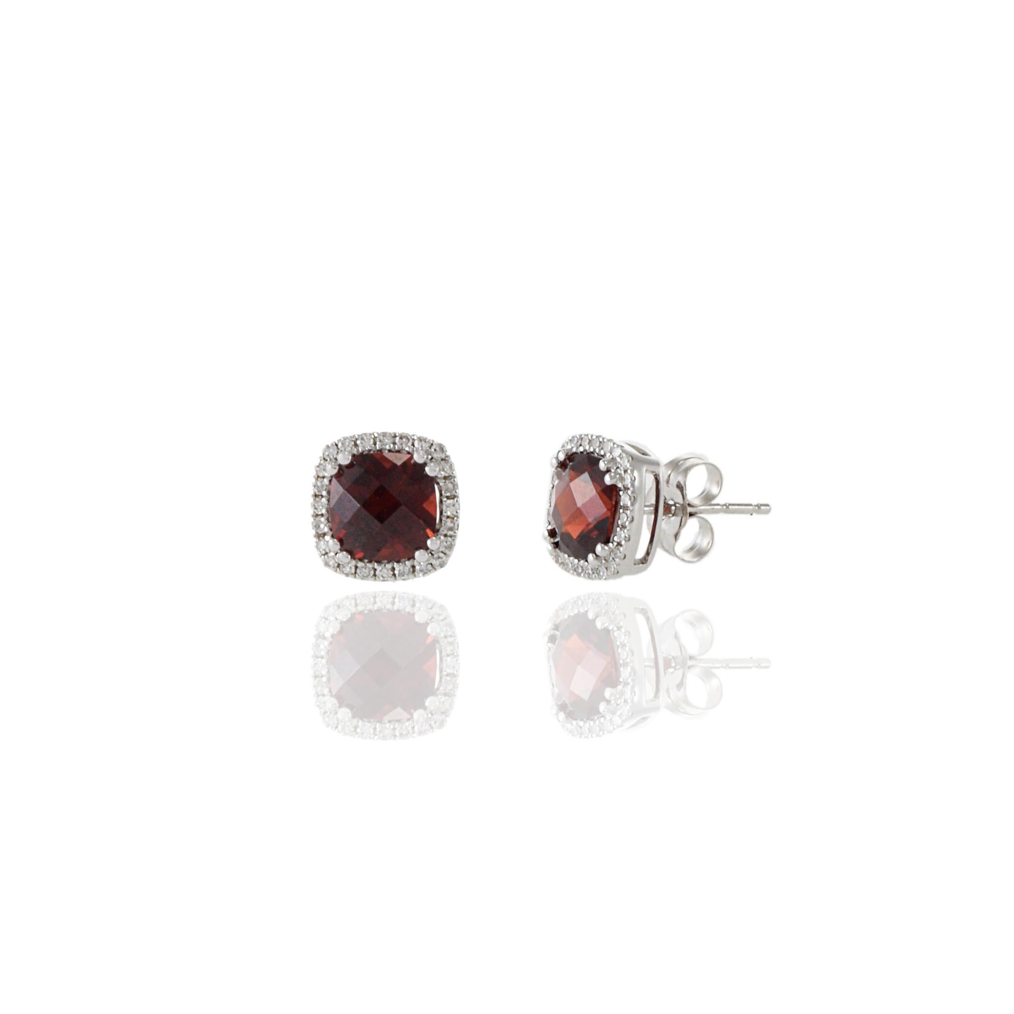 Orecchini con granato rosso e diamanti in oro bianco 14KT In condizioni Nuovo in vendita a New York, NY