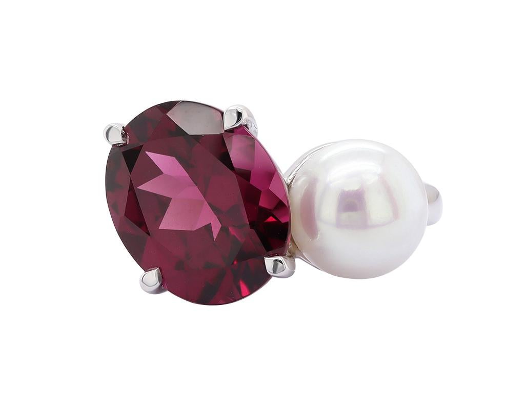 Elegante bague Toi et Moi en or blanc 14kt avec grenat rhodolite et perle - Taille 6.5
Cette magnifique bague Toi et Moi symbolise l'amour et la dualité. Elle est composée d'un grenat rhodolite naturel et d'une perle lumineuse sertis dans de l'or