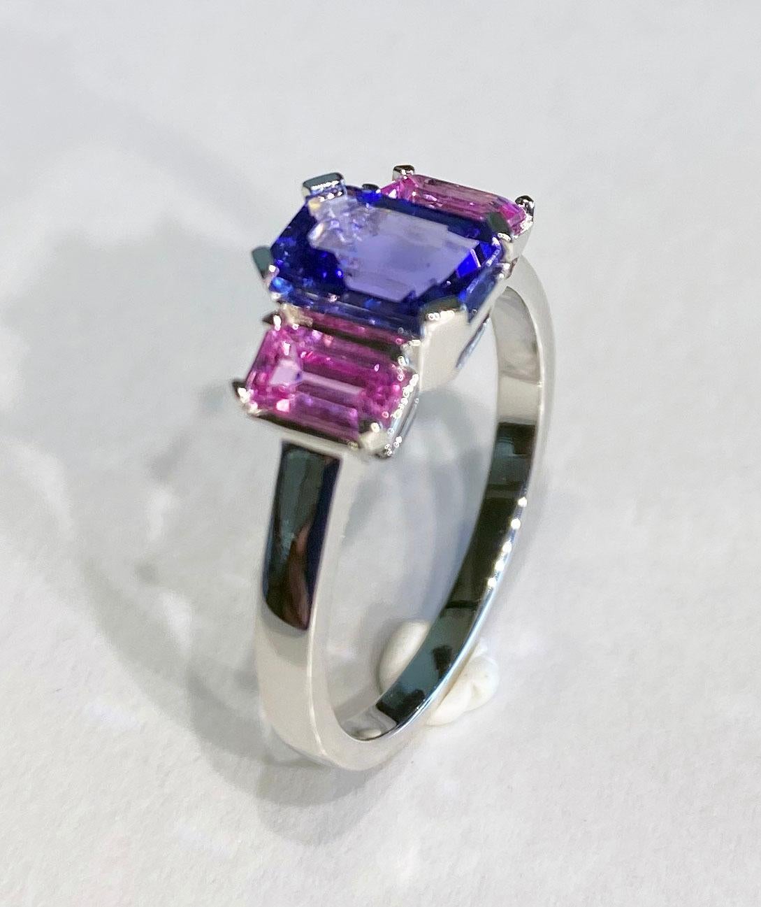 Ring aus 14 Karat Weißgold mit Tansanit und rosa Saphir im Angebot 5