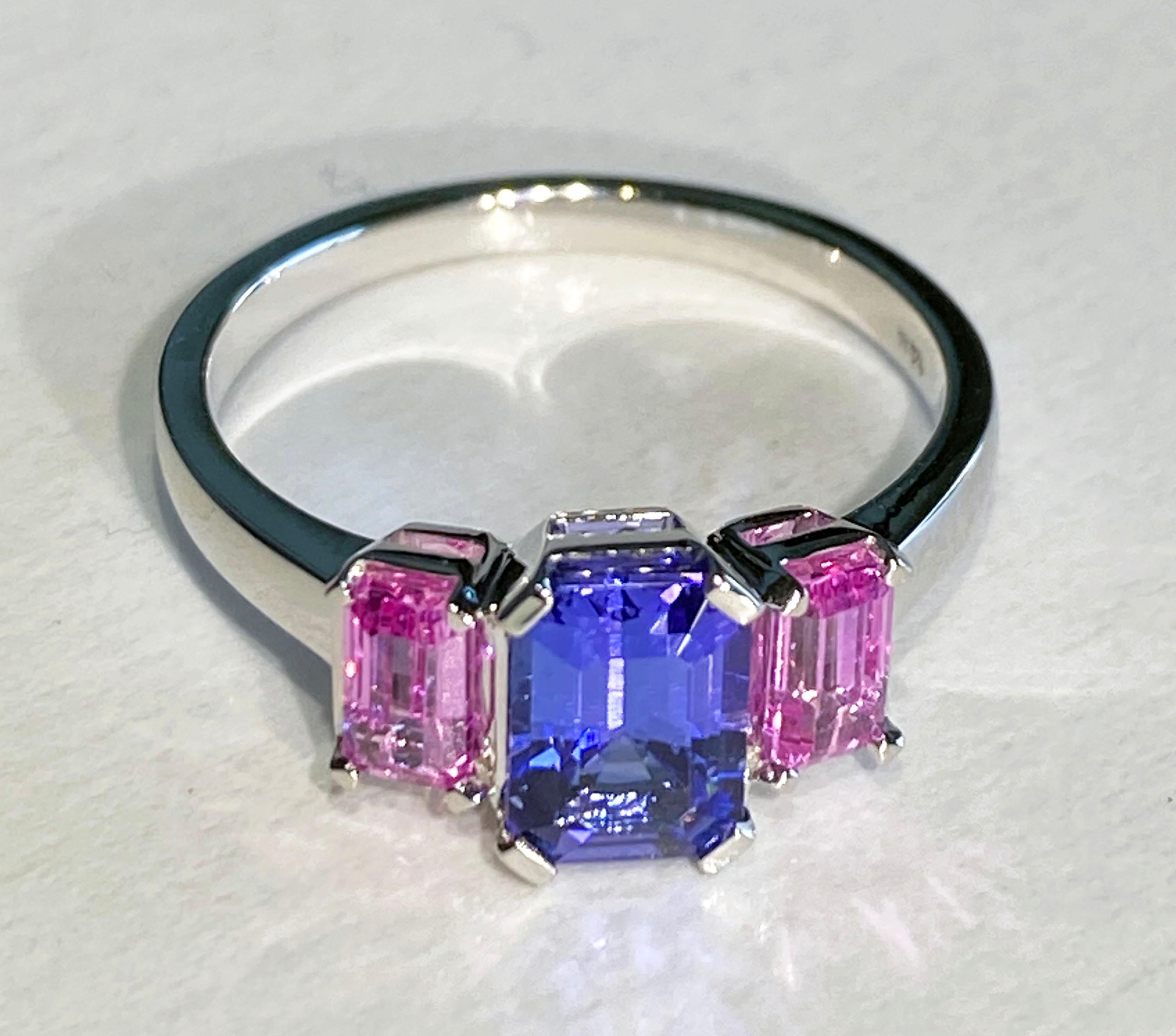 Ein 14kt Weißgold Ring mit einem Octagon Cut 1,2 Karat Tansanit und 2 Octagon Cut rosa Saphiren, 0,78 Karat Gesamtgewicht. Bandgröße 7

Ursprünglich aus San Diego, Kalifornien, lebte Kary Adam in der 