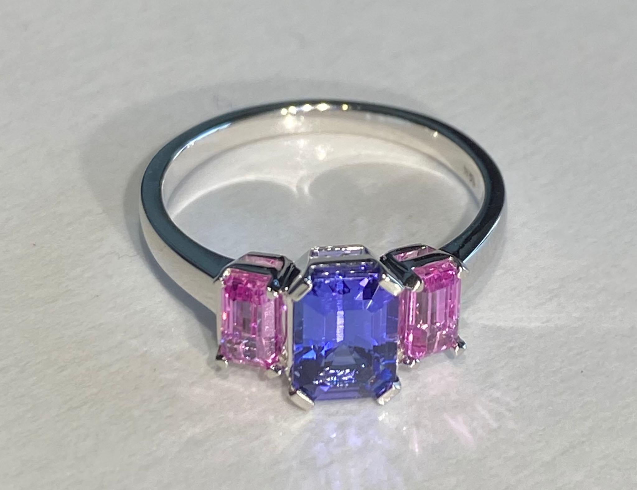 Ring aus 14 Karat Weißgold mit Tansanit und rosa Saphir (Zeitgenössisch) im Angebot