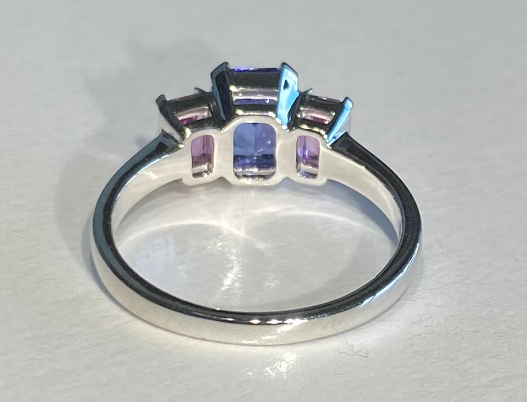 Ring aus 14 Karat Weißgold mit Tansanit und rosa Saphir (Achteckschliff) im Angebot