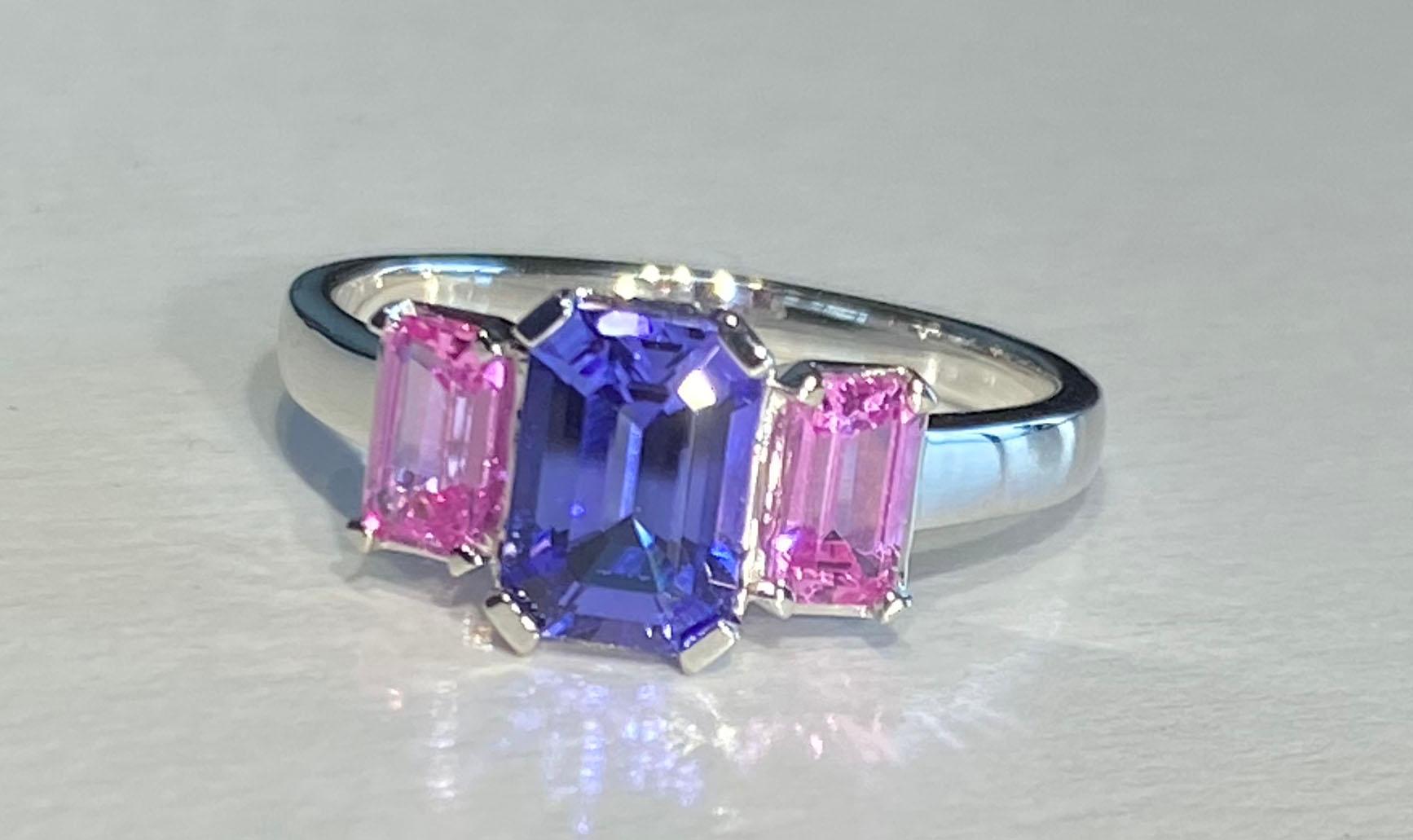 Ring aus 14 Karat Weißgold mit Tansanit und rosa Saphir im Angebot 1