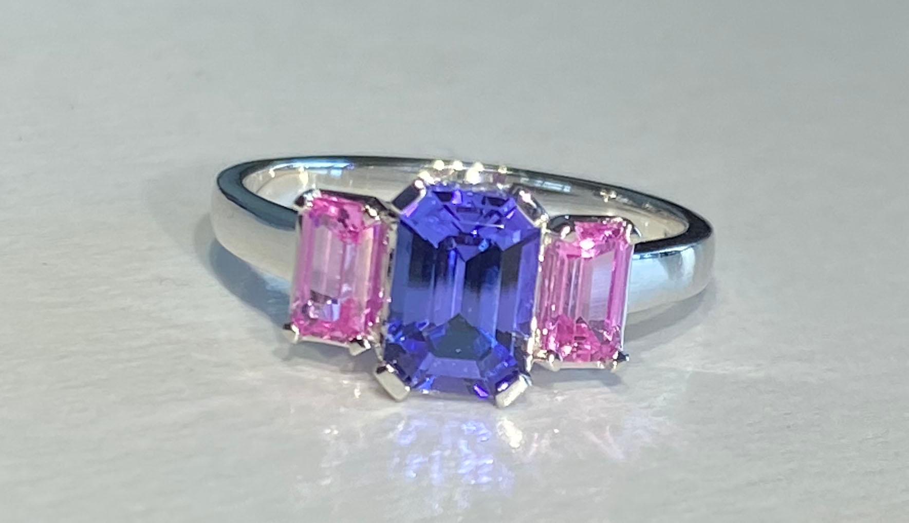 Ring aus 14 Karat Weißgold mit Tansanit und rosa Saphir im Angebot 2