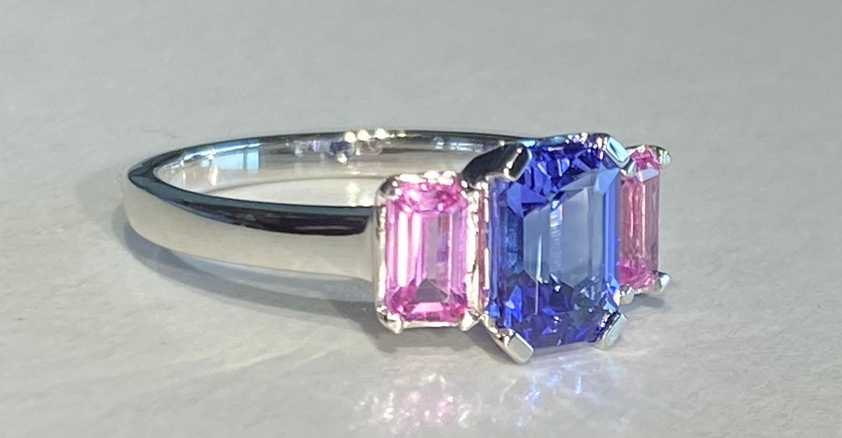 Ring aus 14 Karat Weißgold mit Tansanit und rosa Saphir im Angebot 3