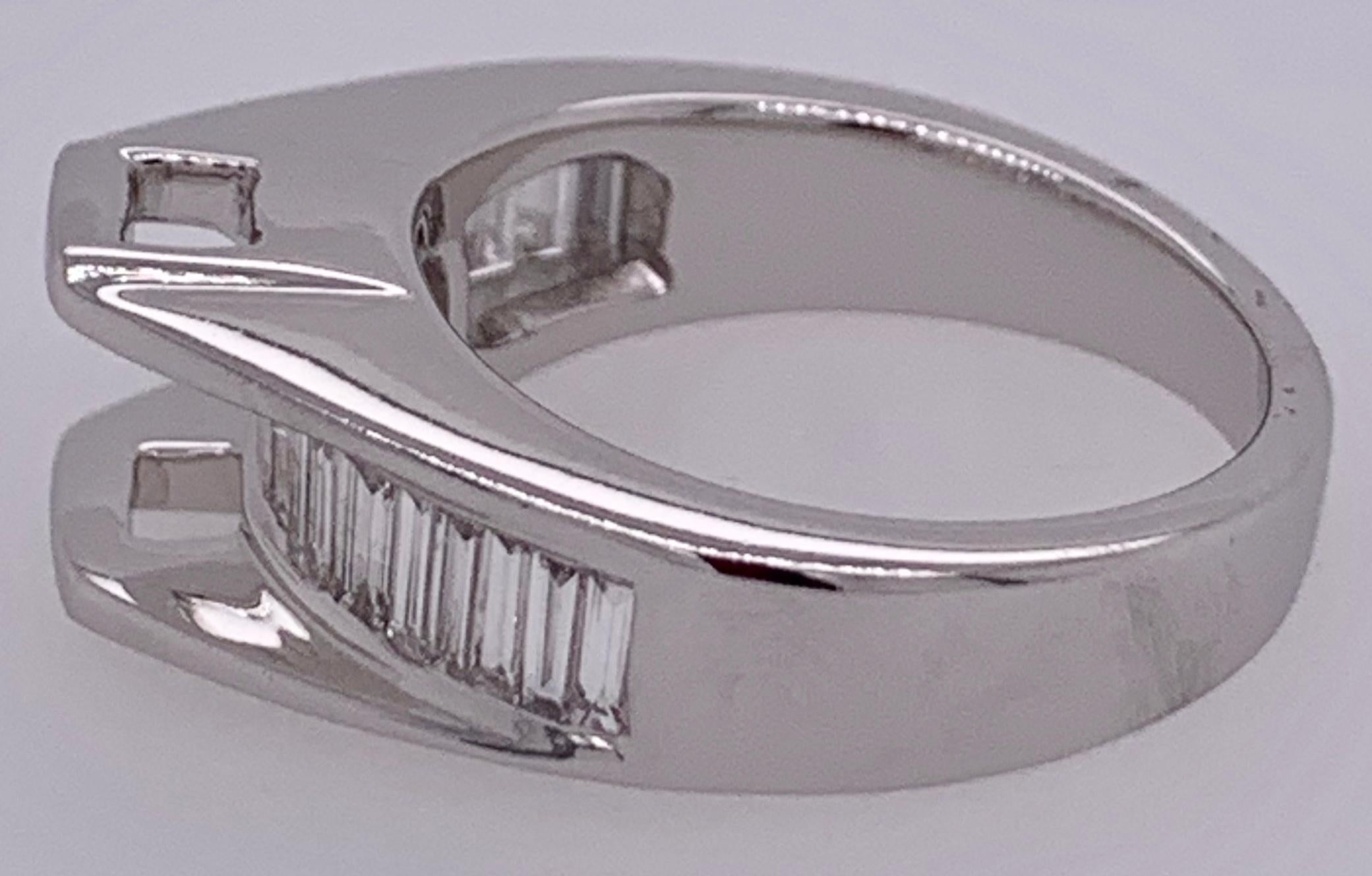14 Karat White Gold Ring Wedding Band with Diamond Baguettes In Good Condition For Sale In Manhasset, NY
