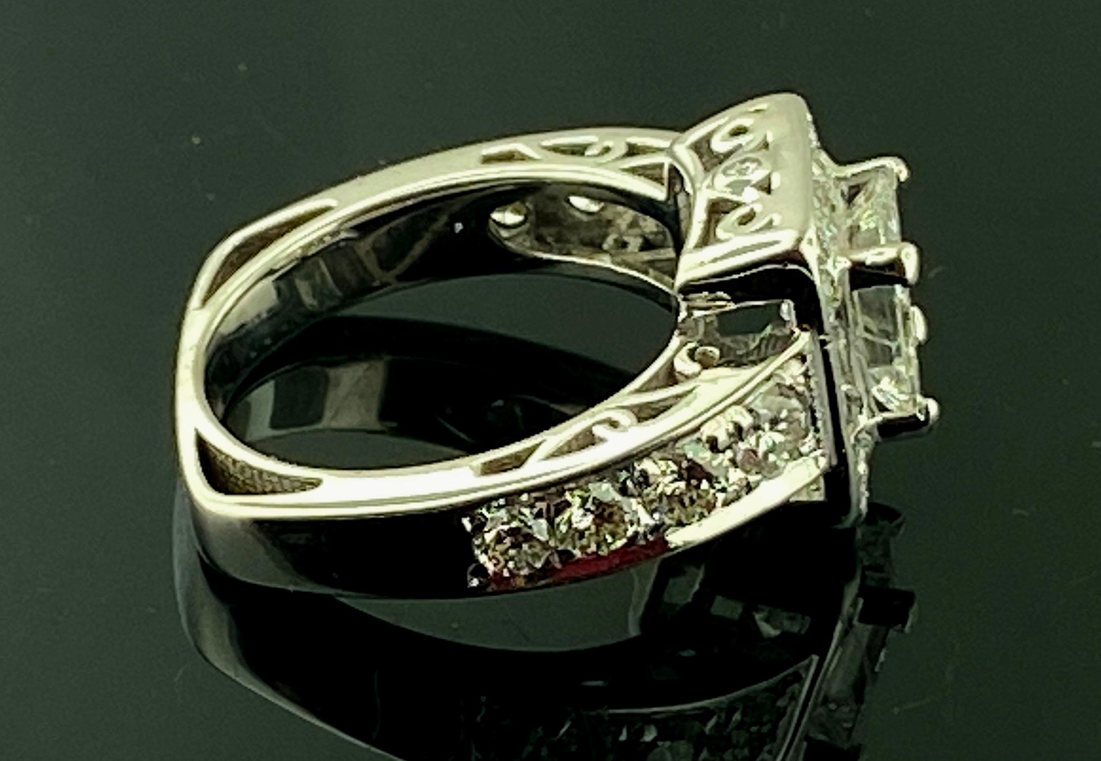 Bague en or blanc 14 carats avec diamant taille princesse de 1,75 carat  et 24 diamants Excellent état - En vente à Palm Desert, CA