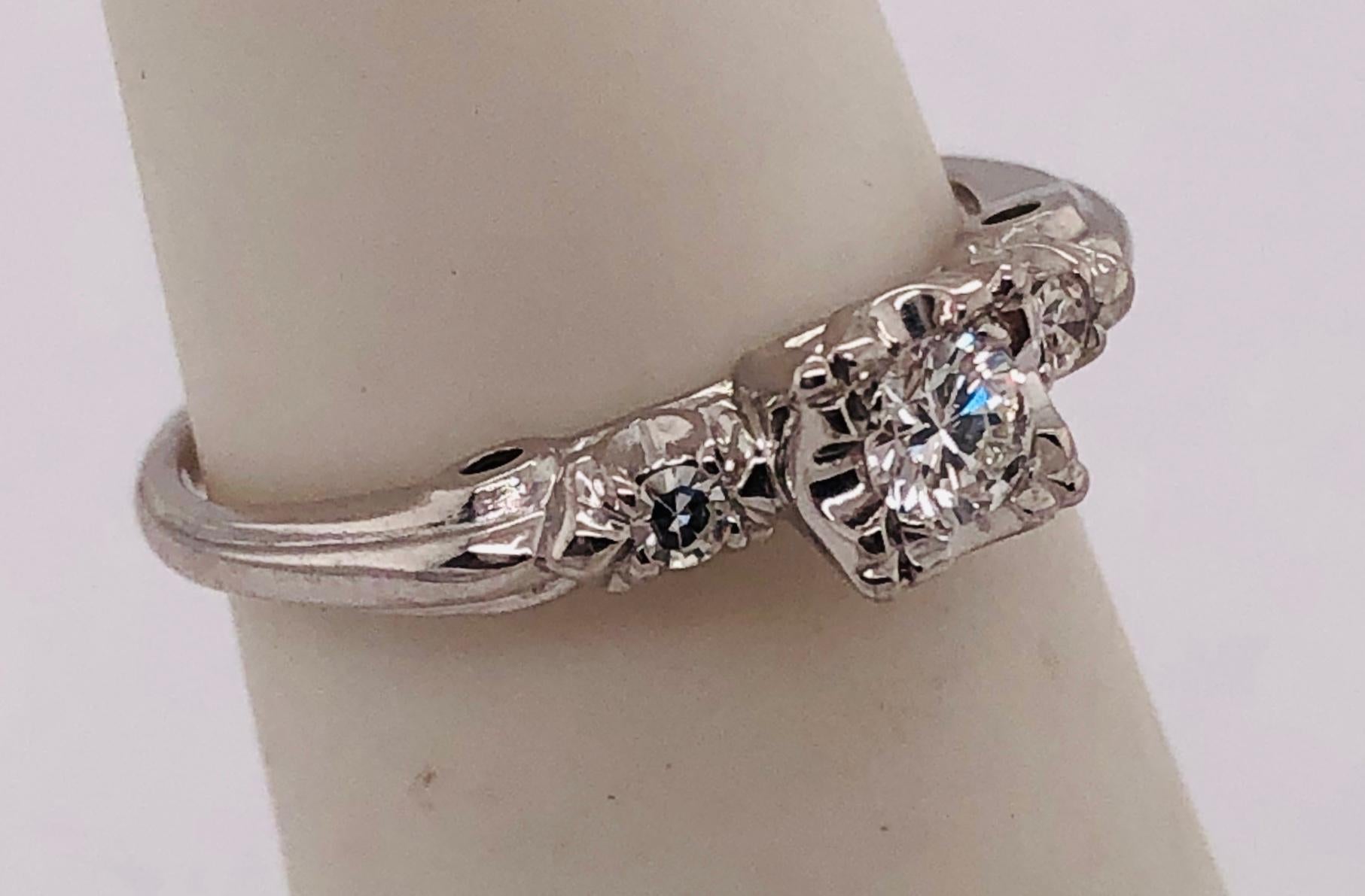 14 Karat White Gold Ring with Diamond In Good Condition For Sale In Stamford, CT
