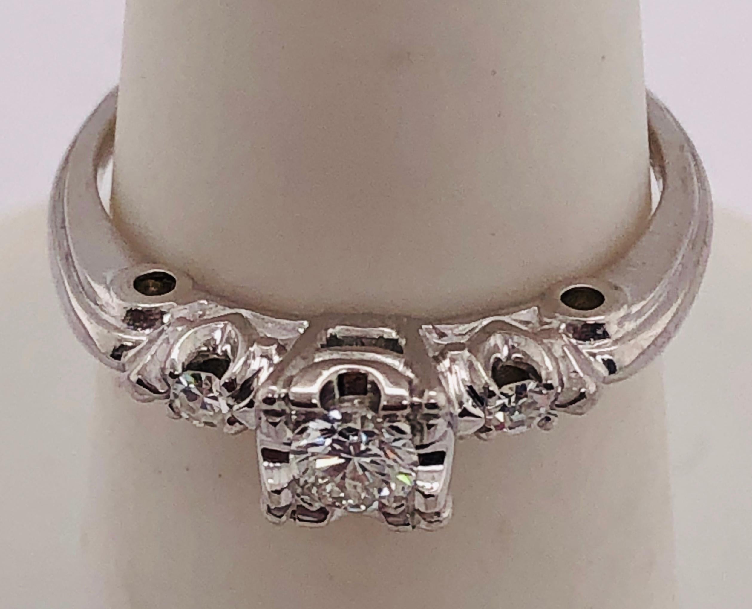 14 Karat White Gold Ring with Diamond For Sale 2