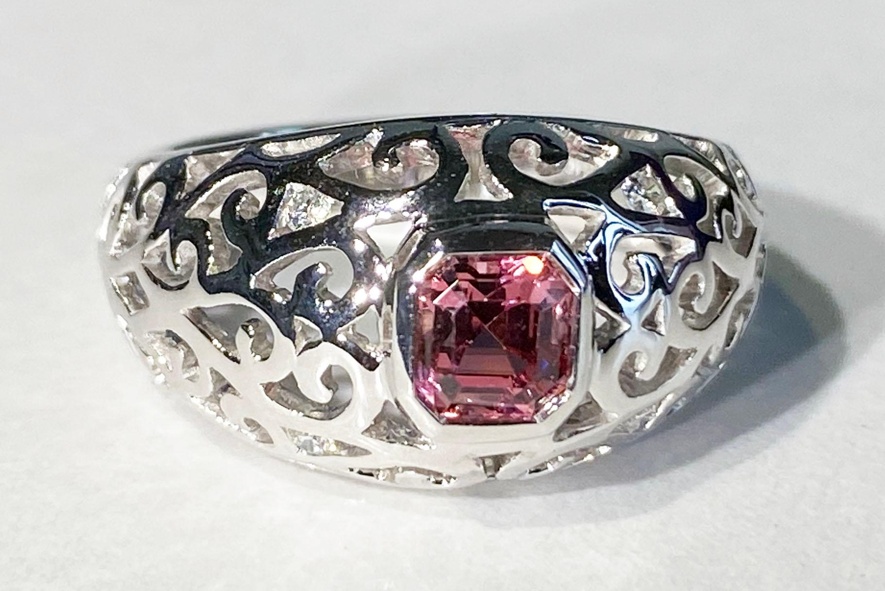 14kt White Gold Ring with Diamonds & Pink Spinel In New Condition For Sale In Seattle, WA