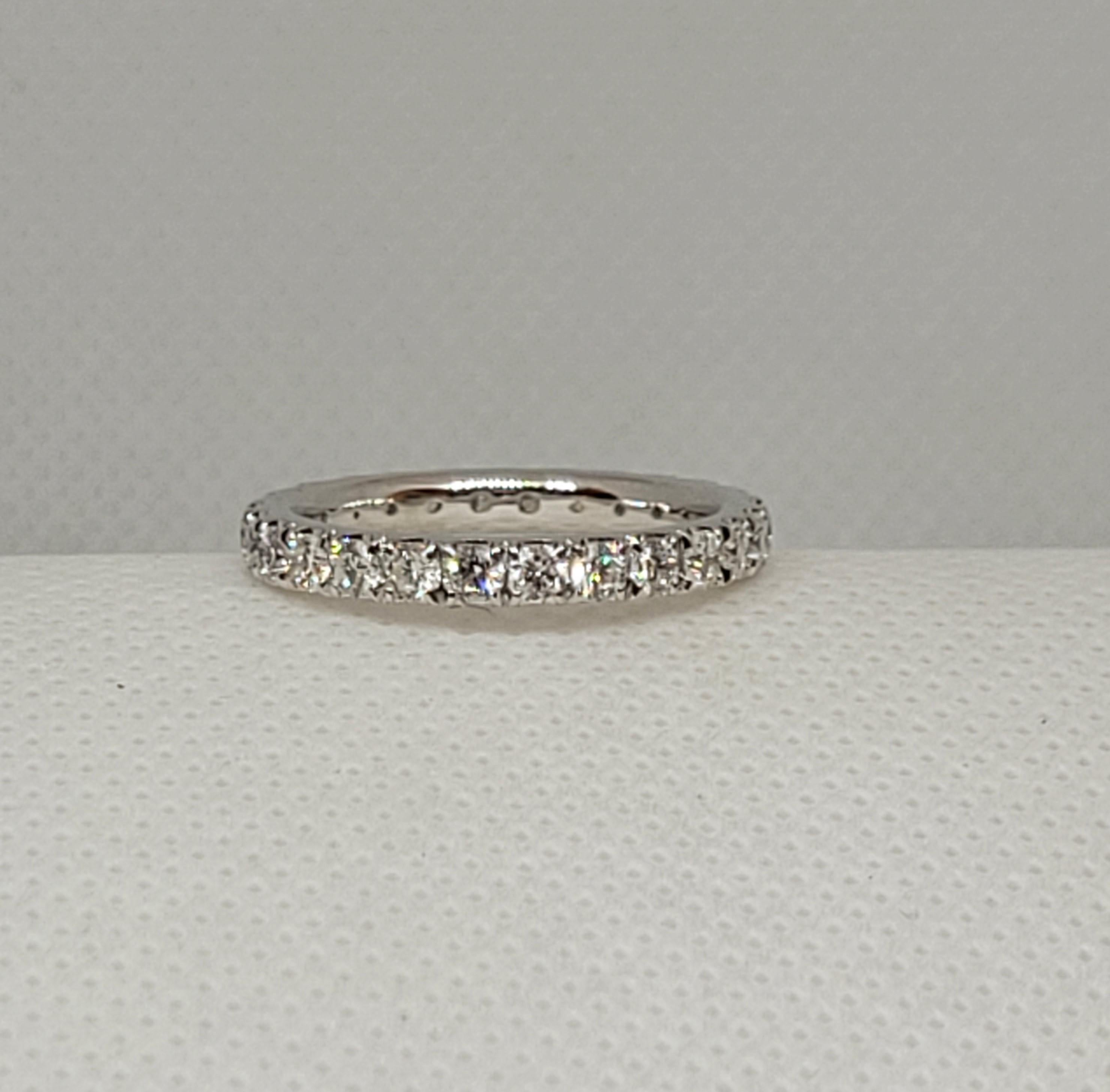 14kt White Gold Round Brilliant Diamond Eternity Ring, Approx .88cttw In Good Condition For Sale In Rancho Santa Fe, CA