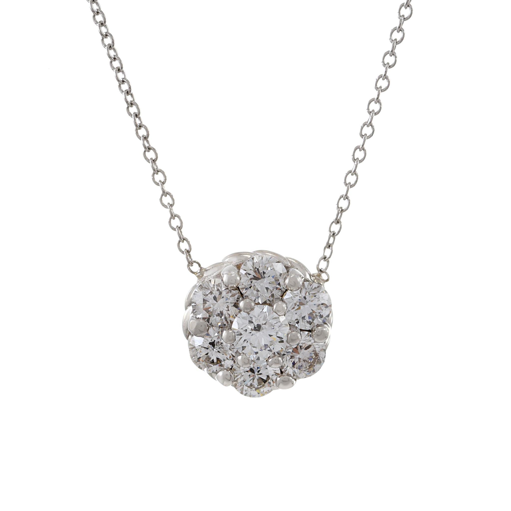 Adornati di raffinatezza con la collana in oro bianco 14KT con sette pietre rotonde e diamanti a grappolo. Questo squisito pezzo presenta una splendida composizione di 2,18ct-tw F-VS di diamanti rotondi a taglio brillante, ciascuno certificato da