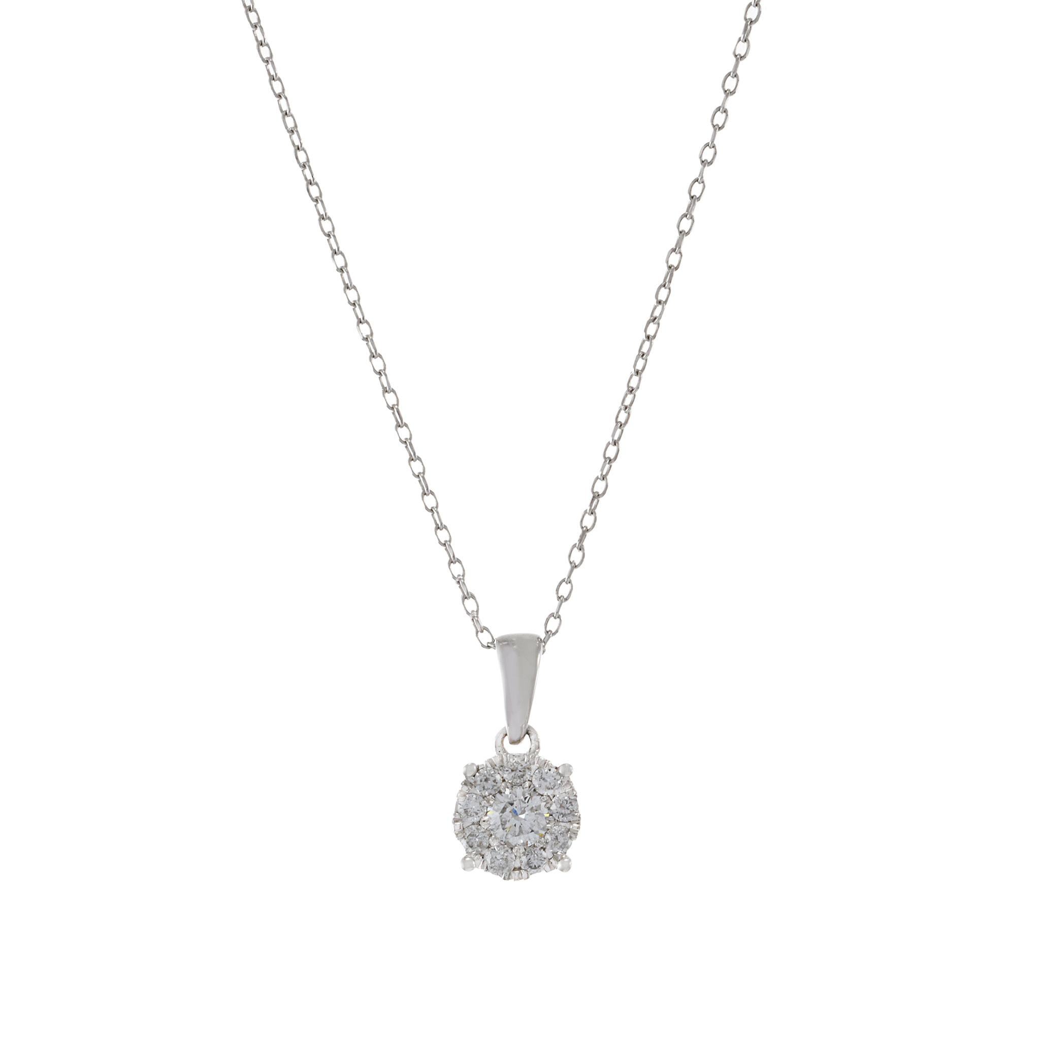 Ce pendentif en or blanc 14KT à grappes de diamants ronds est une pièce éblouissante présentant un poids total de diamants de 0,25CT-TW. Les diamants sont de couleur G et de pureté VS/SI, ce qui garantit une présentation étonnante. Les diamants de