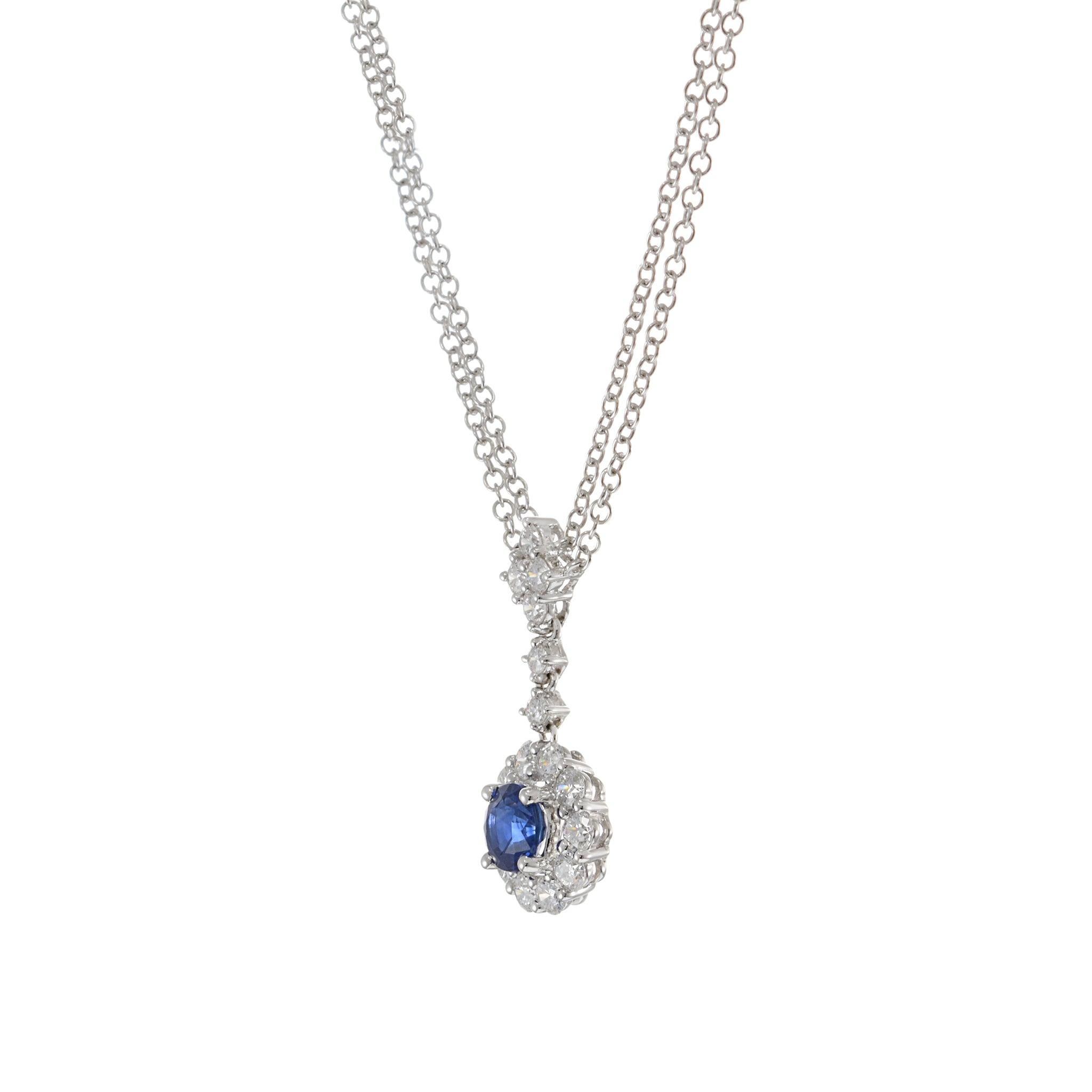 Taglio rotondo Ciondolo in oro bianco 14KT con zaffiro blu taglio rotondo e diamante con doppia catena in vendita