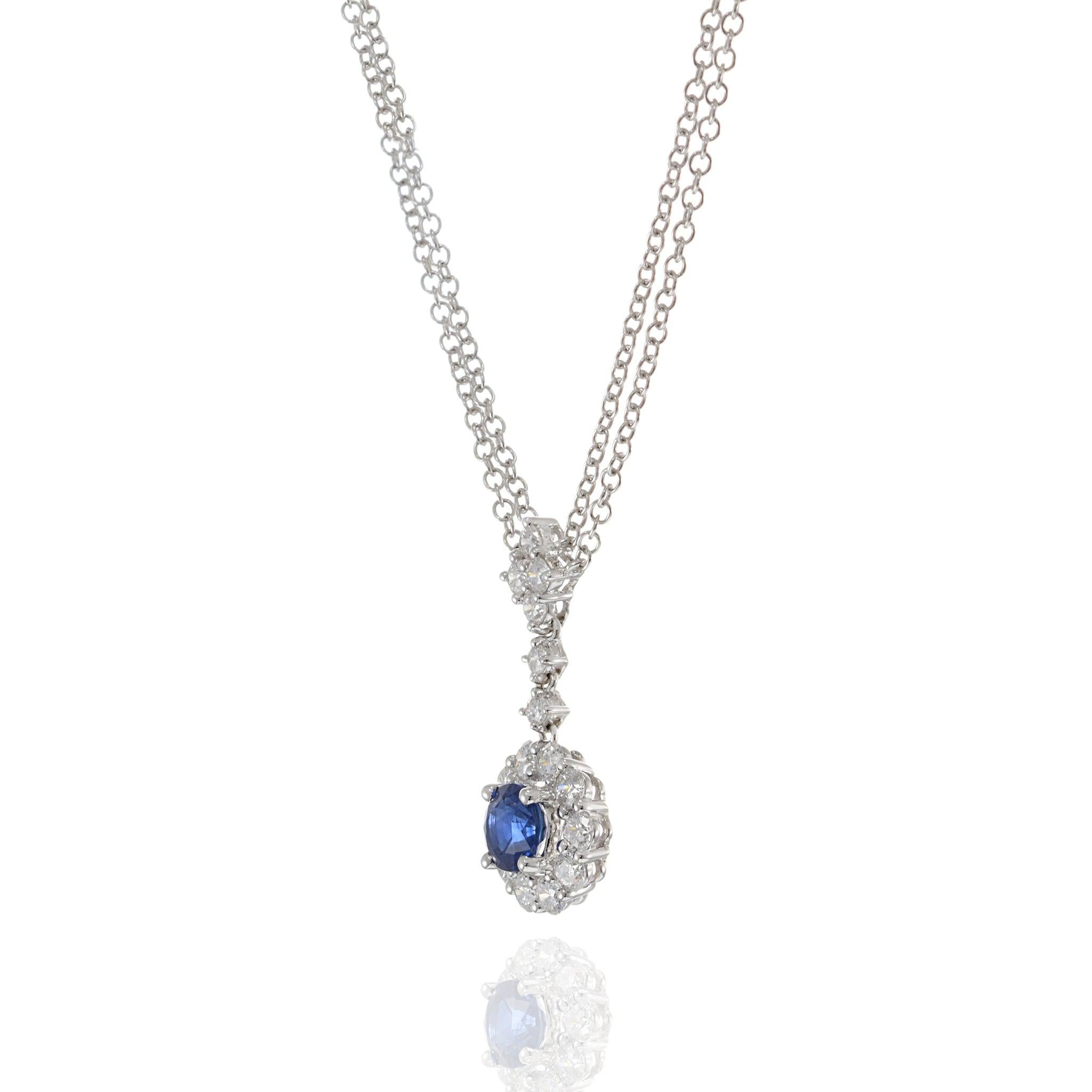 Ciondolo in oro bianco 14KT con zaffiro blu taglio rotondo e diamante con doppia catena In condizioni Nuovo in vendita a New York, NY