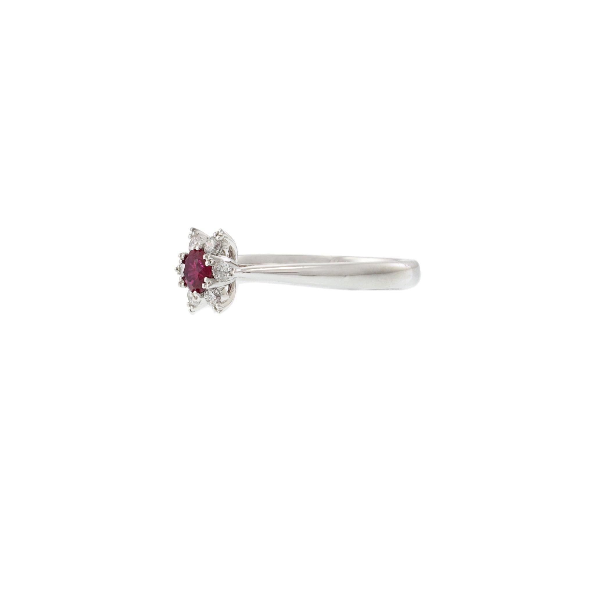 14KT White Gold Round Cut Diamond and Ruby Center Starburst Ring In New Condition For Sale In New York, NY