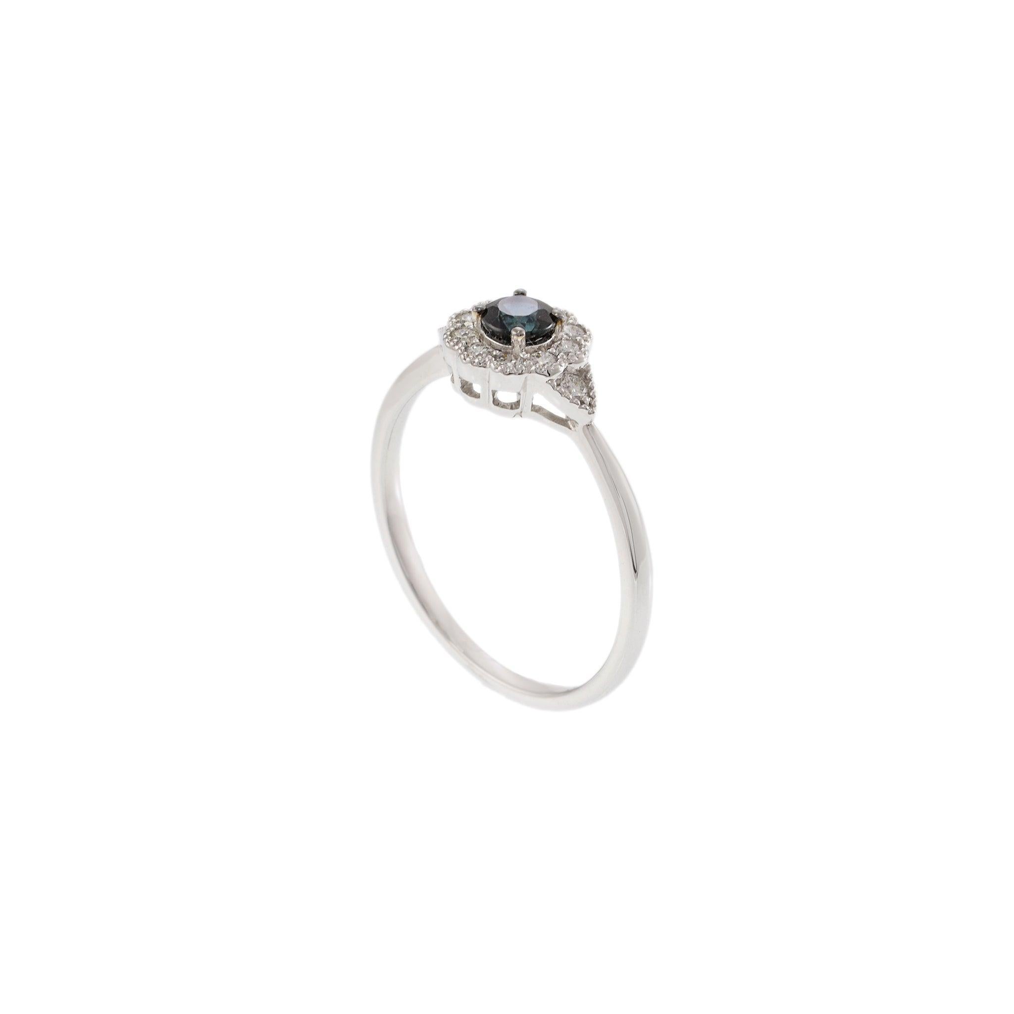 14KT White Gold Round Cut Diamond and Sapphire Flower Ring In New Condition For Sale In New York, NY