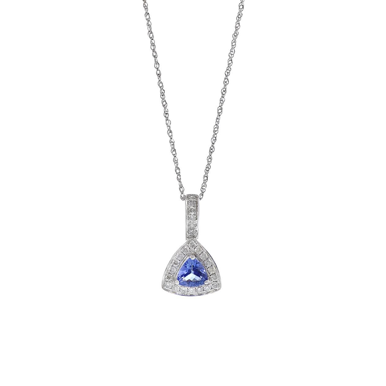Questo ciondolo in oro bianco 14KT è un bellissimo gioiello con una tanzanite taglio trilione del peso di 0,49 carati. La tanzanite è elegantemente circondata da un'aureola di diamanti a taglio rotondo, per un peso totale di 0,26 carati, con colore