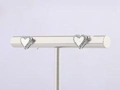 Orecchino a cuore in oro bianco 14KT con diamante rotondo radiante e aureola lucidata
