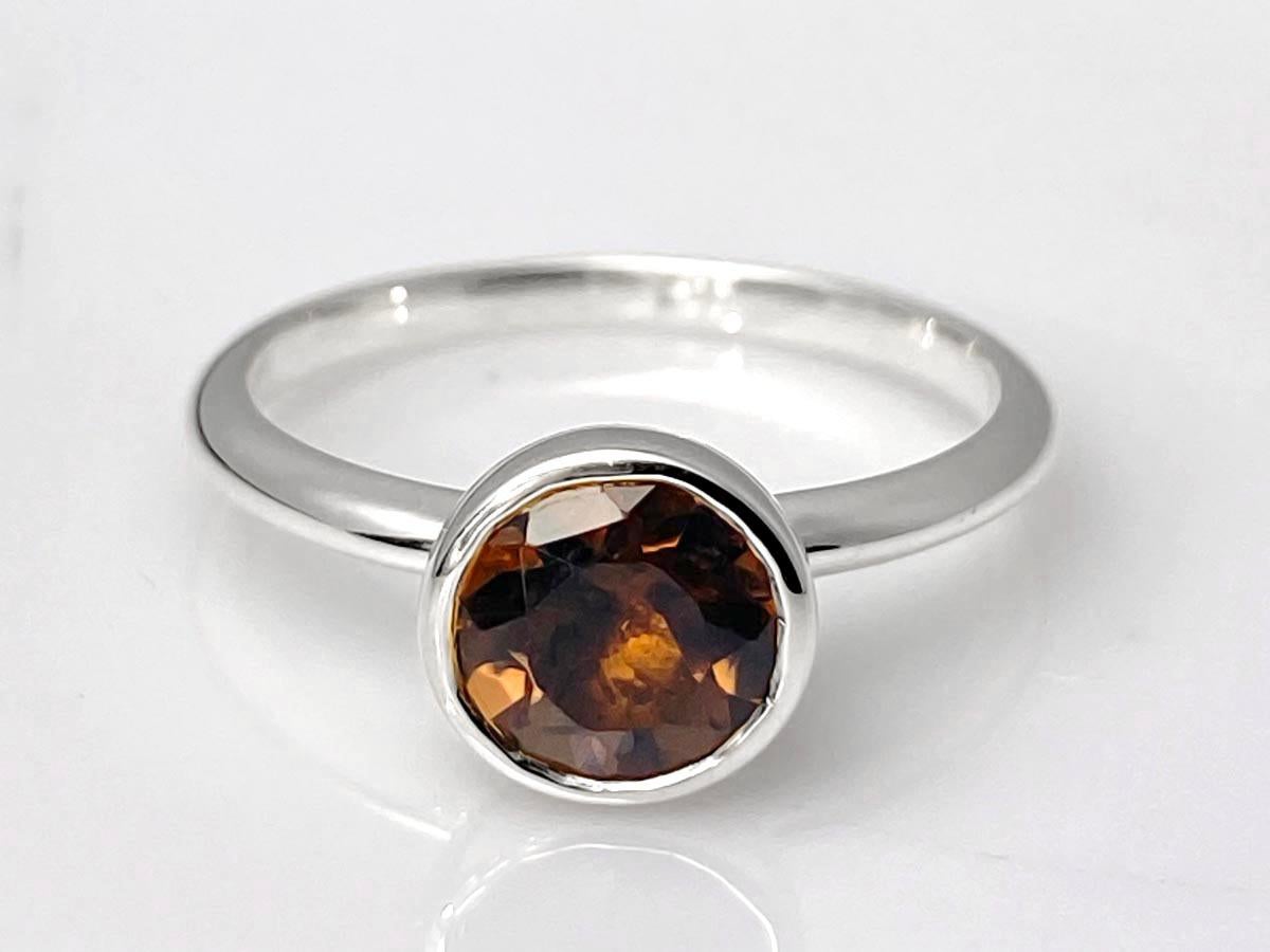 Anillo biselado de cuarzo ahumado redondo de oro blanco de 14 quilates en venta 1