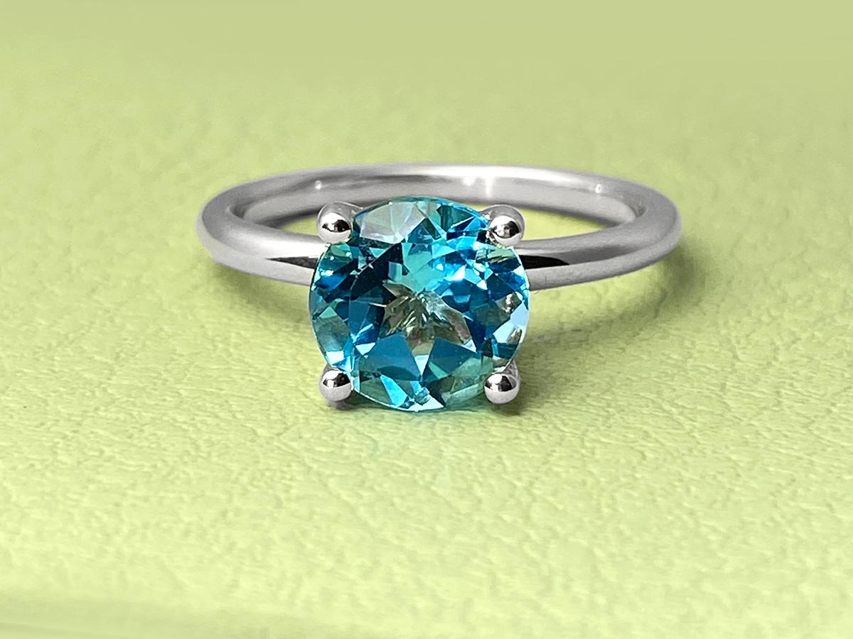 Es un anillo solitario, lo que significa que exhibe una única gema principal. La piedra está asegurada por un engaste clásico de cuatro puntas, que maximiza la cantidad de luz que entra en la piedra para darle brillo.

Material :  Oro blanco de 14