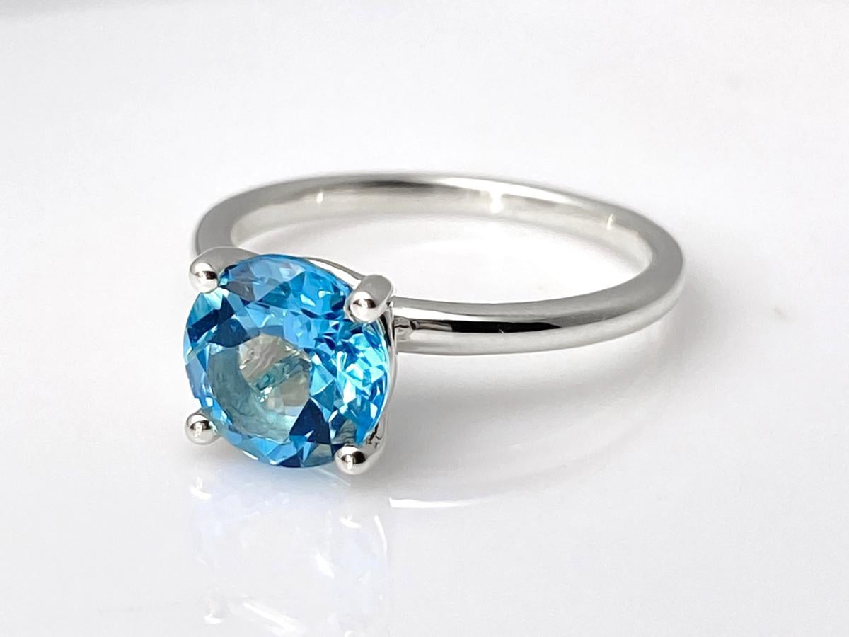 Anillo solitario de oro blanco de 14 quilates con topacio azul suizo redondo Art Nouveau en venta