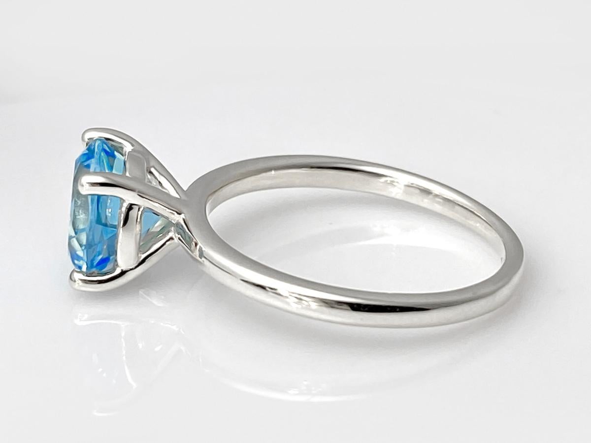 Anillo solitario de oro blanco de 14 quilates con topacio azul suizo redondo Corte redondo en venta