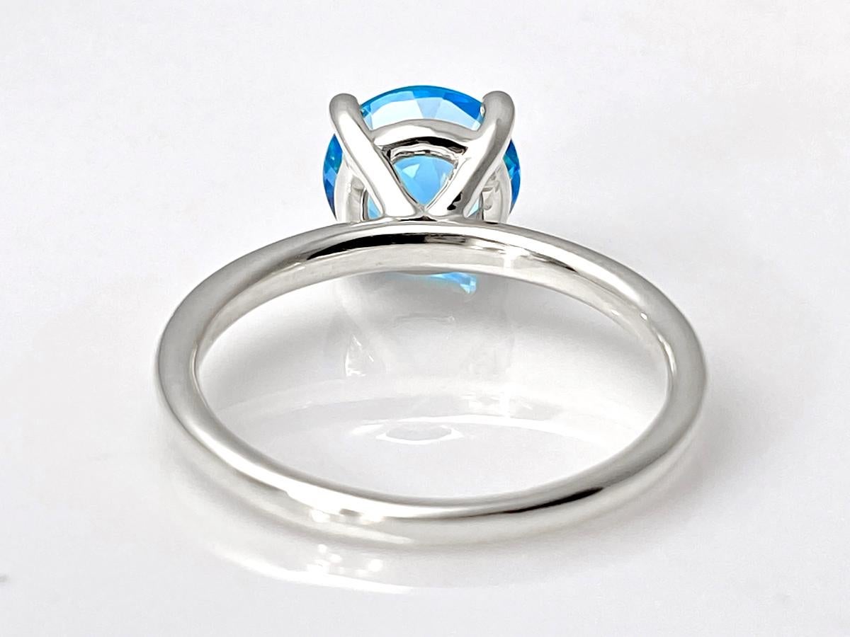 Anillo solitario de oro blanco de 14 quilates con topacio azul suizo redondo en Nuevo estado para la venta en Antwerp, BE