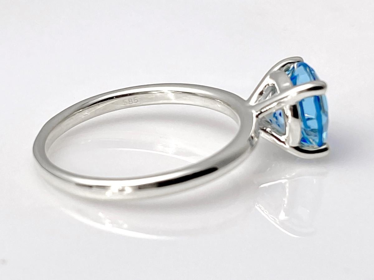 De las mujeres Anillo solitario de oro blanco de 14 quilates con topacio azul suizo redondo en venta
