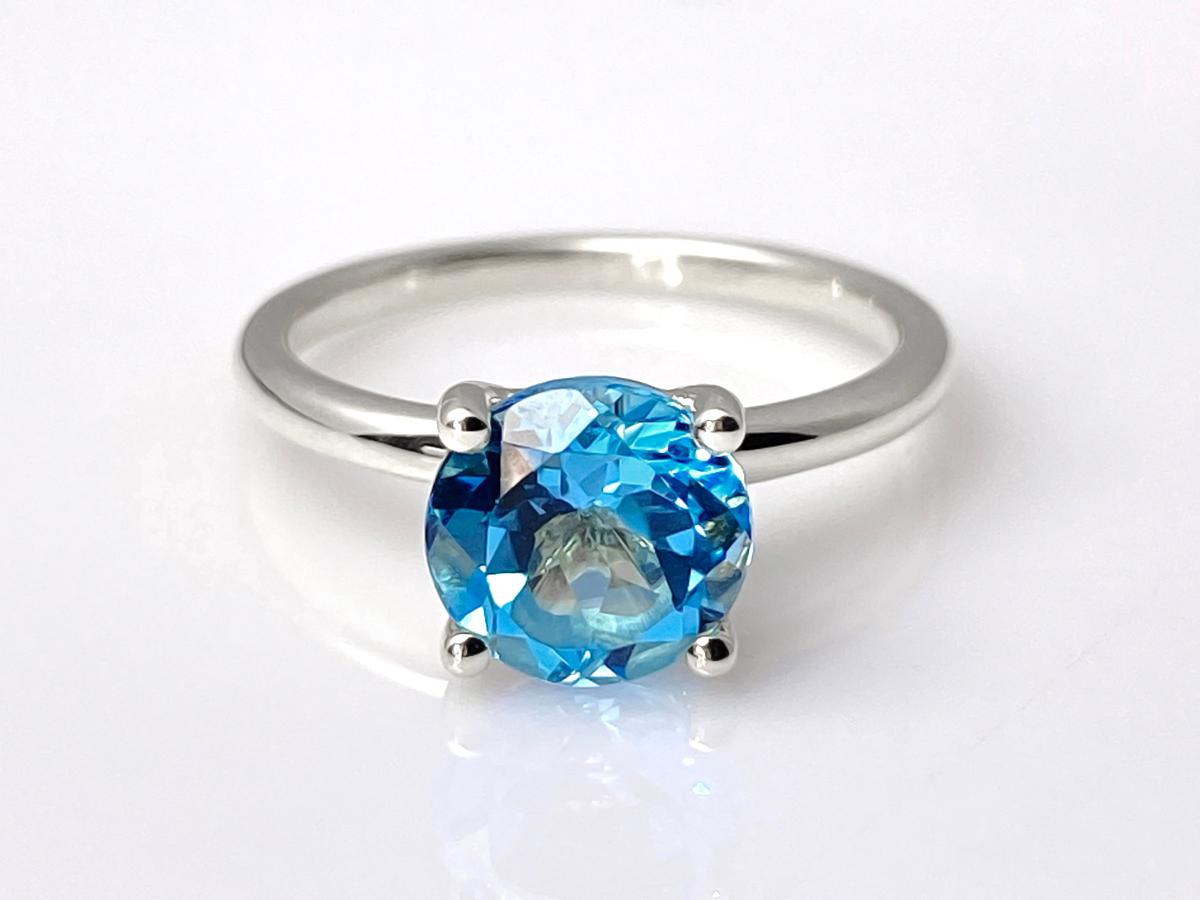 Anillo solitario de oro blanco de 14 quilates con topacio azul suizo redondo en venta 1