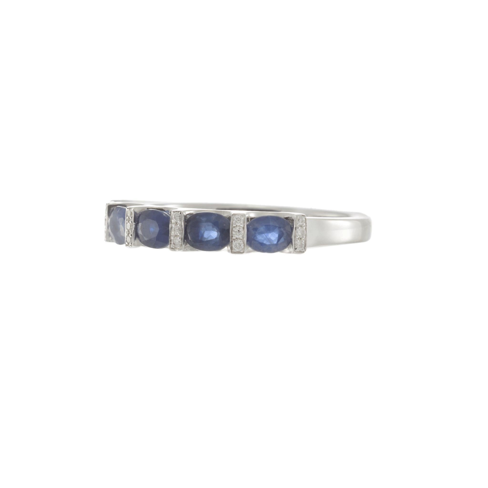 Elegante e senza tempo, questo bracciale in oro bianco 14K presenta una splendida fila di zaffiri blu ovali, per un totale di 1,20 carati, alternati a scintillanti accenti di diamanti per un totale di 0,05 carati. Gli zaffiri vivaci danno un tocco