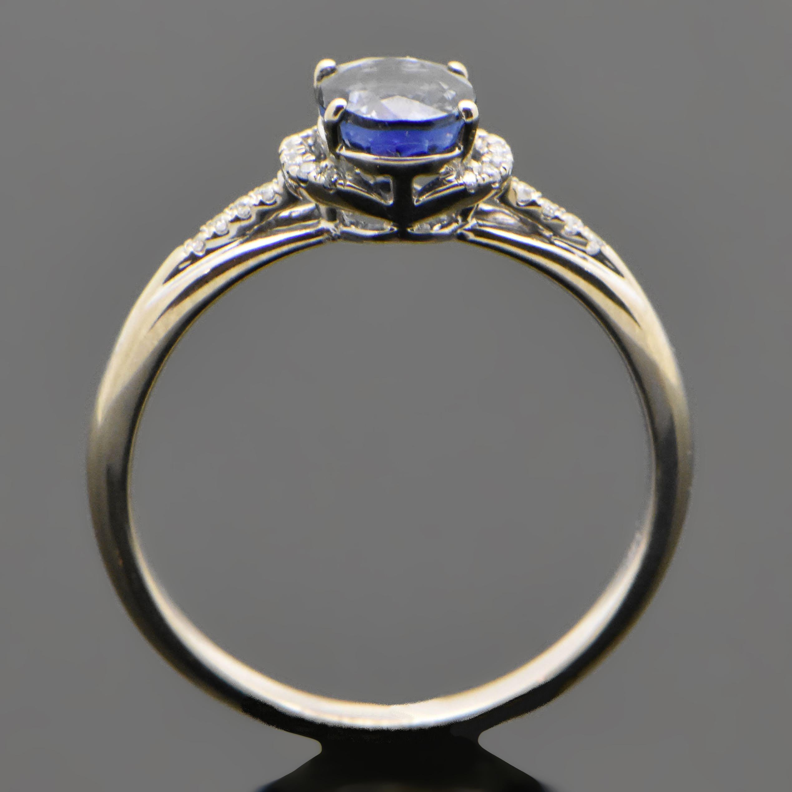 14 Karat White Gold Sapphire and Diamond Ring In New Condition For Sale In Los Angeles, CA