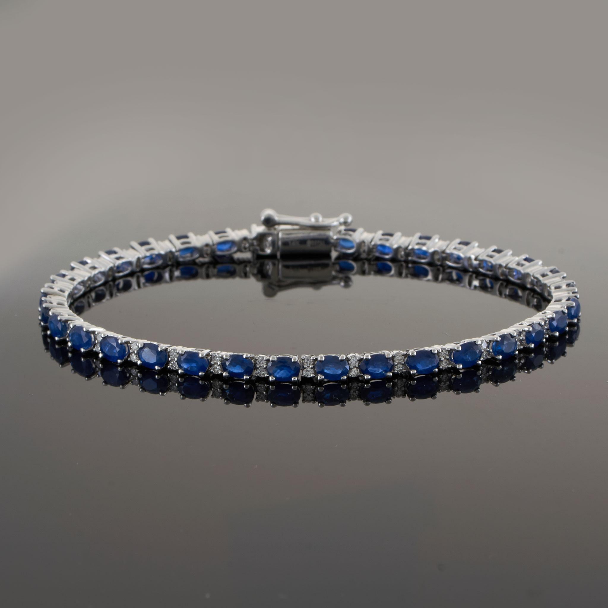Taglio ovale Bracciale tennis in oro bianco 14KT con zaffiro e diamanti in vendita