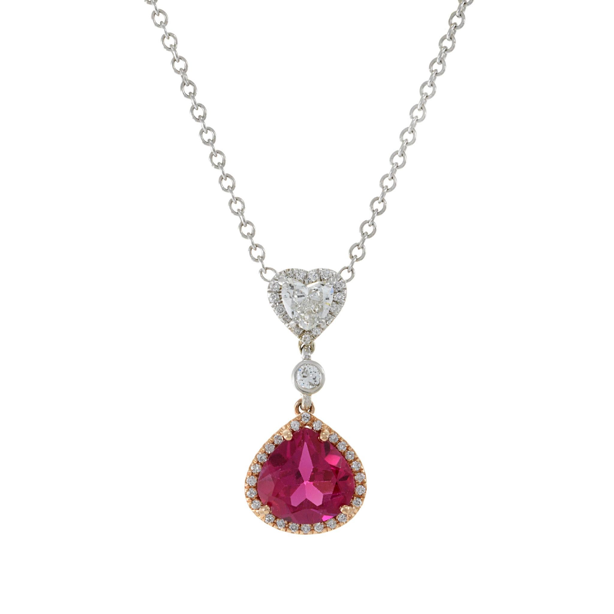 Realza tu elegancia con nuestro Collar Gota de Rubí Sintético y Diamante de Oro Blanco de 14 KT. Con un rubí sintético talla pera adornado con un diamante natural talla brillante corazón, rodeado de diamantes talla redonda, este collar es una pieza